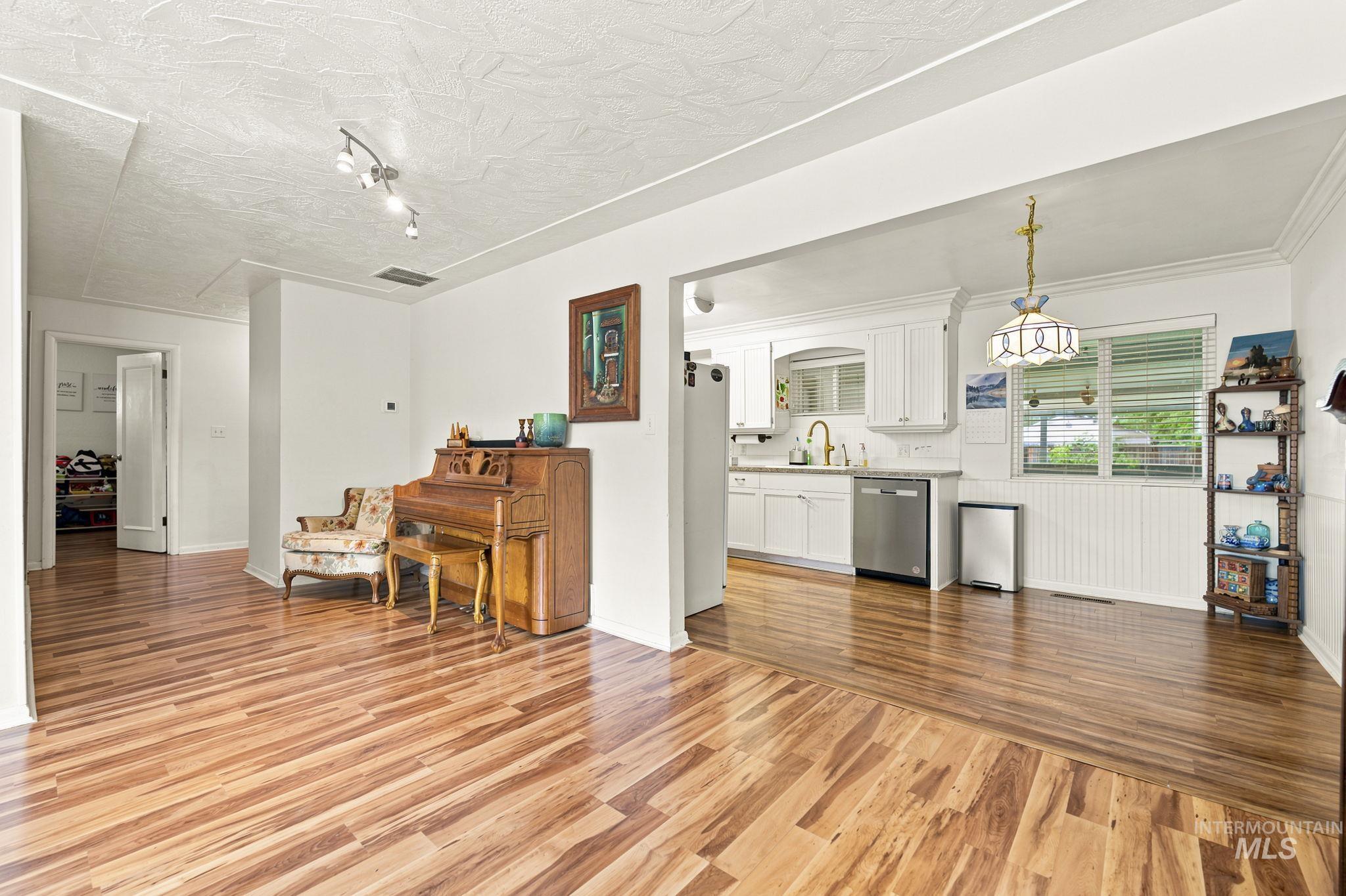 1609 E Beech St Property Photo 6