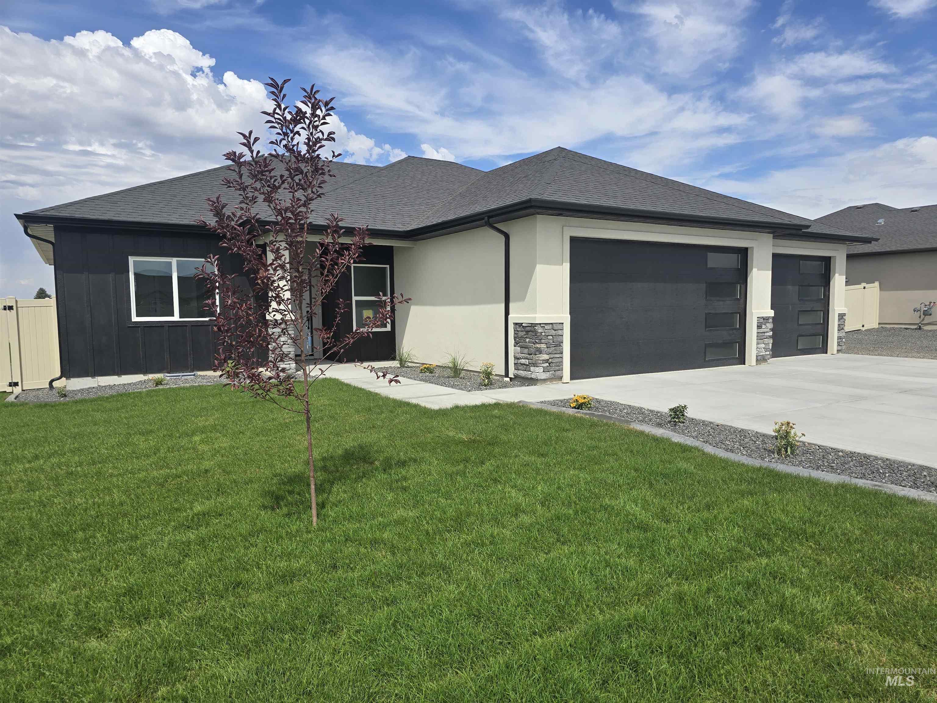 944 Adamite Road Property Photo 1