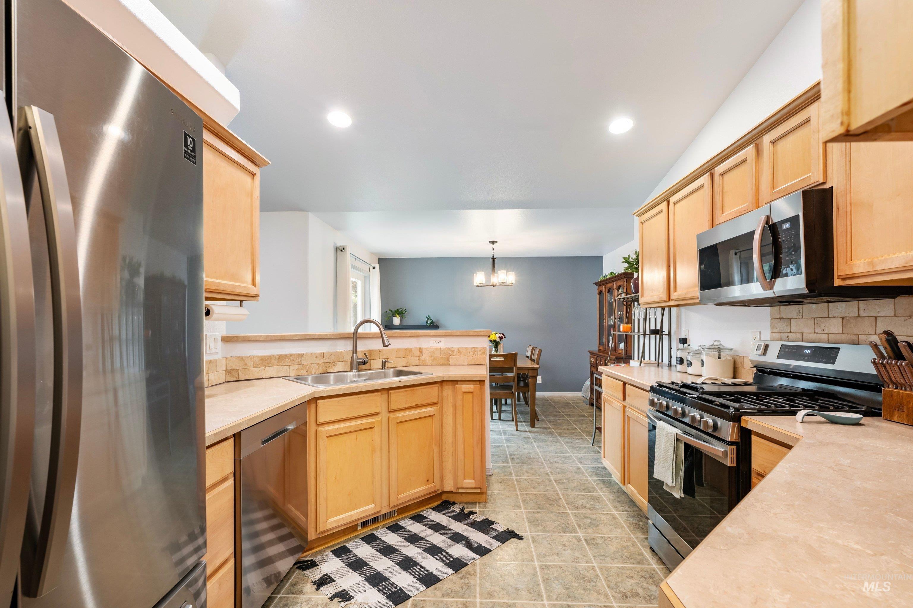 464 Nw Jerome Ave Property Photo 6