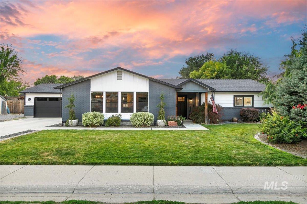 2845 S Chinkapin Ave Property Photo 1