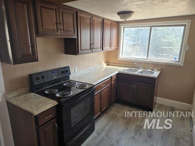 220 S 8th Ave Property Photo 3