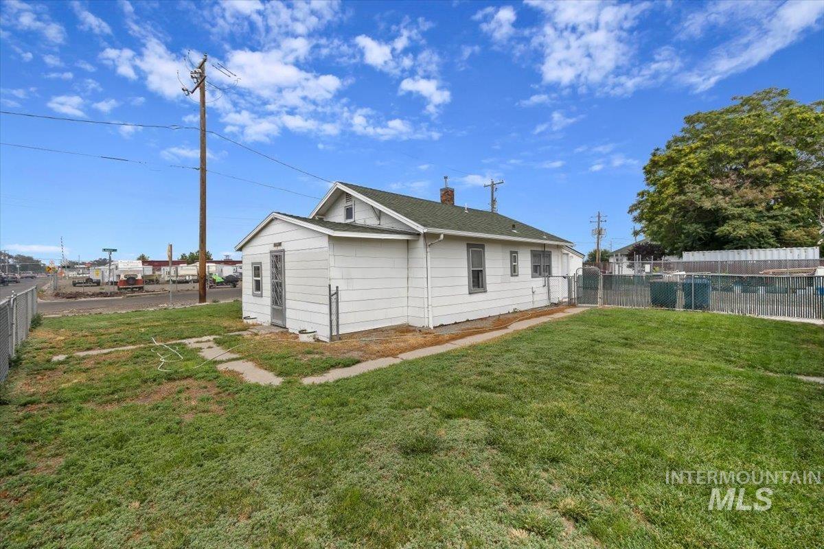 201 Locust Street South Property Photo 3