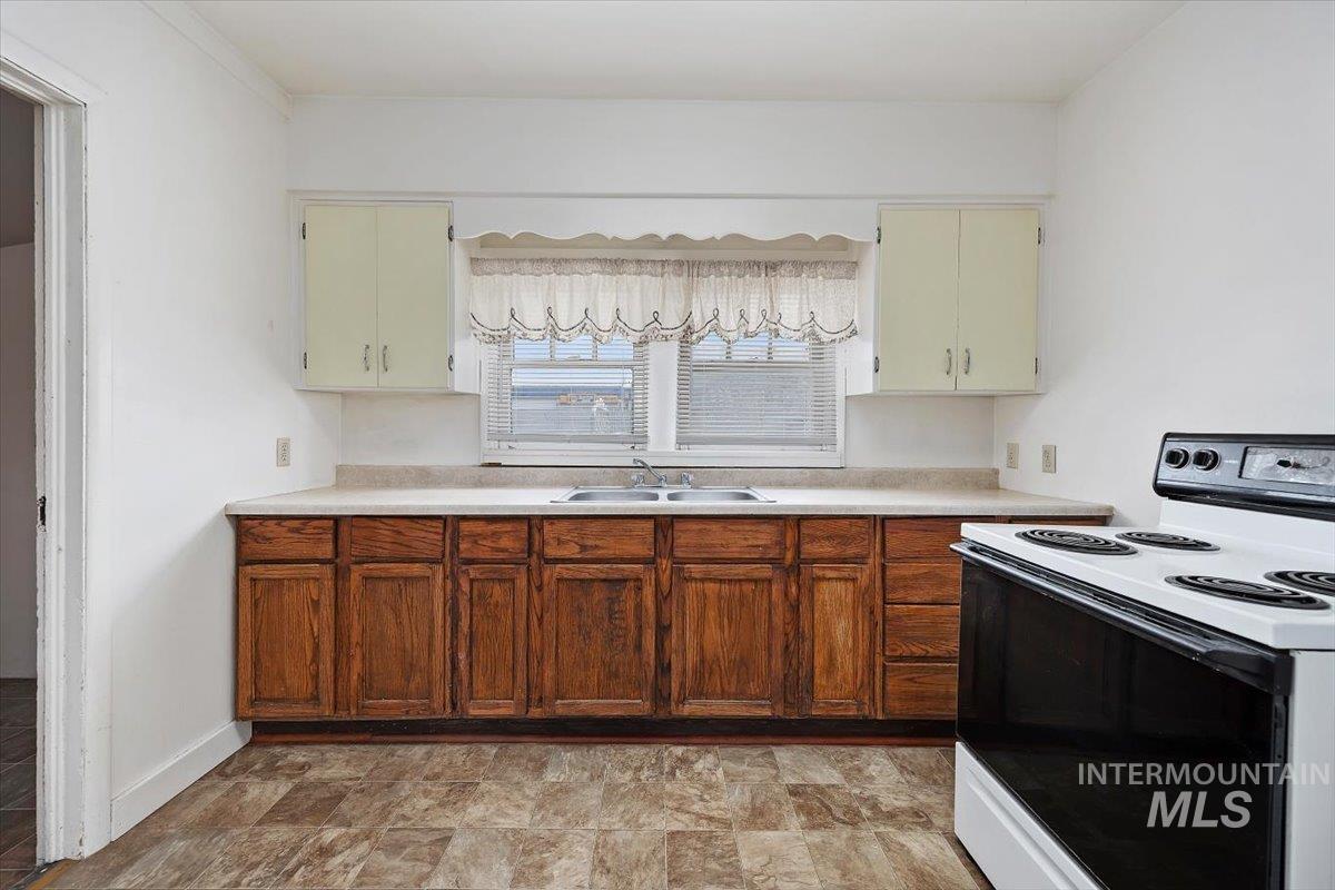 201 Locust Street South Property Photo 12