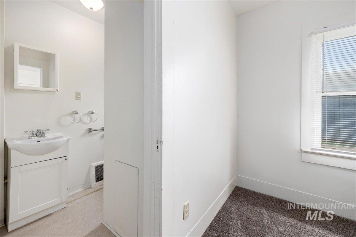 201 Locust Street South Property Photo 18