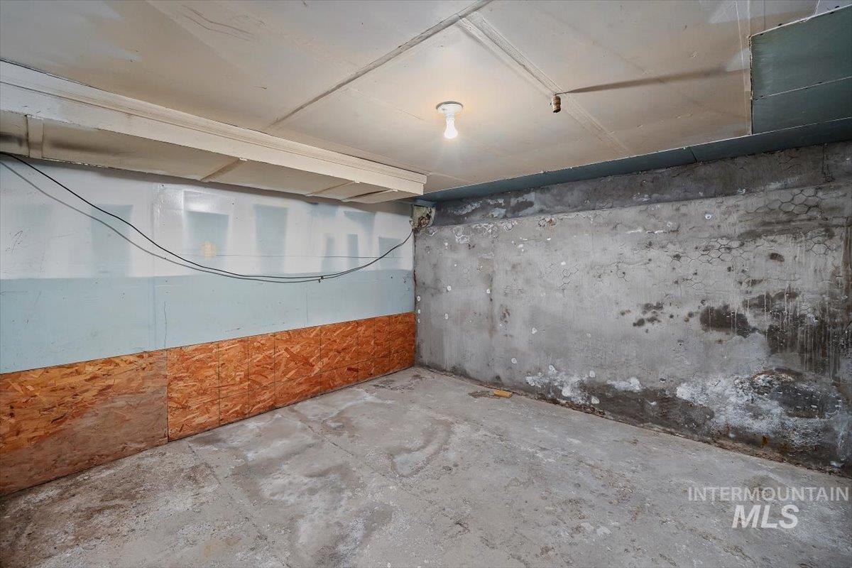 201 Locust Street South Property Photo 21