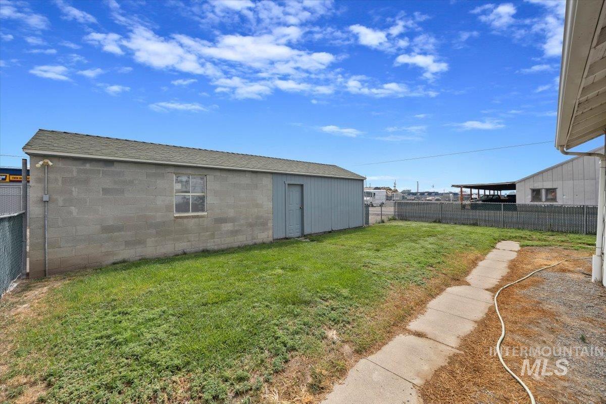 201 Locust Street South Property Photo 27
