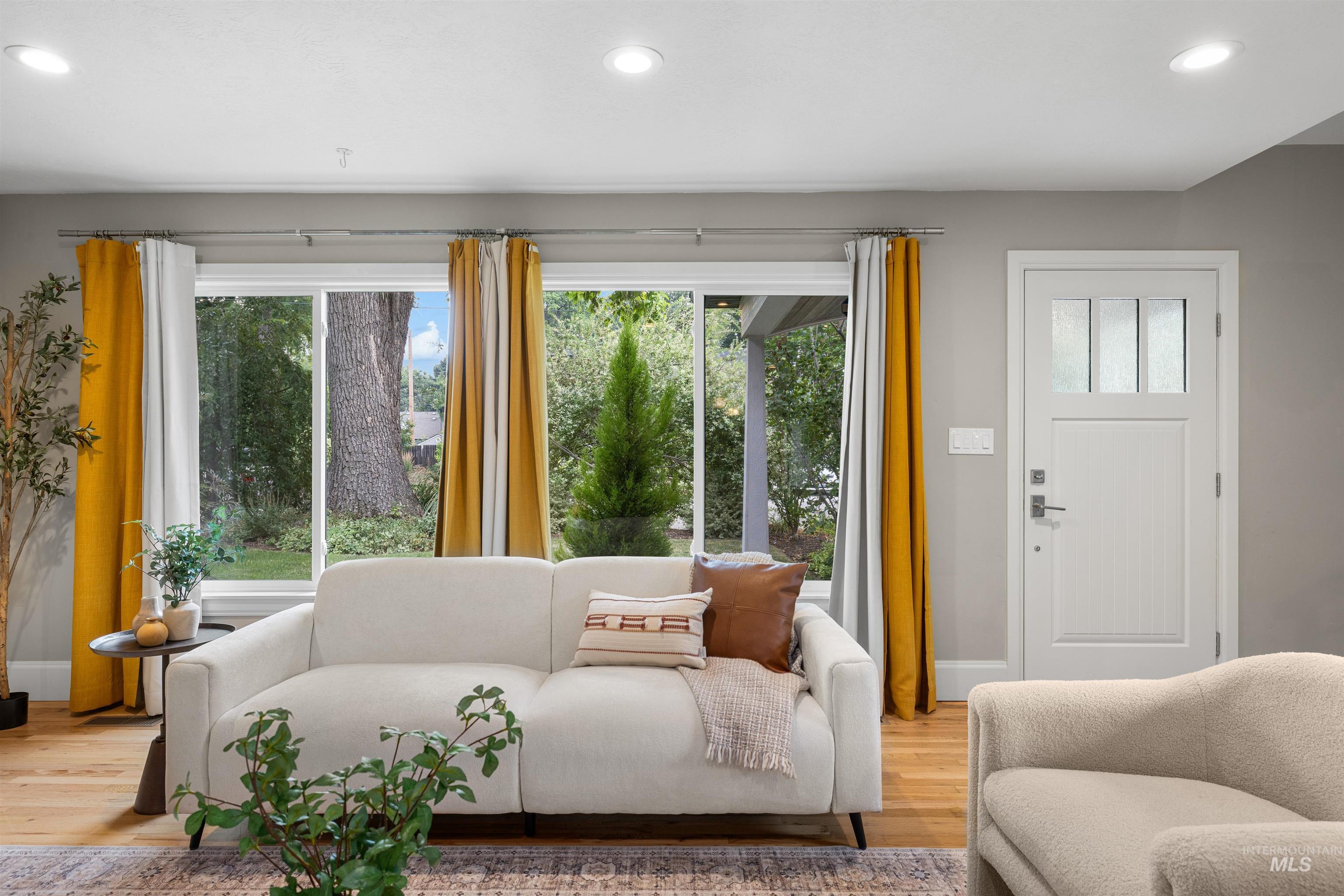 3012 W Clark Street Property Photo 8