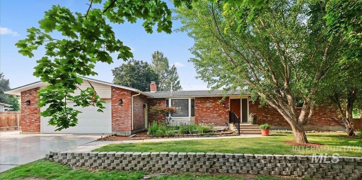 11269 W Reutzel Dr. Property Photo 1