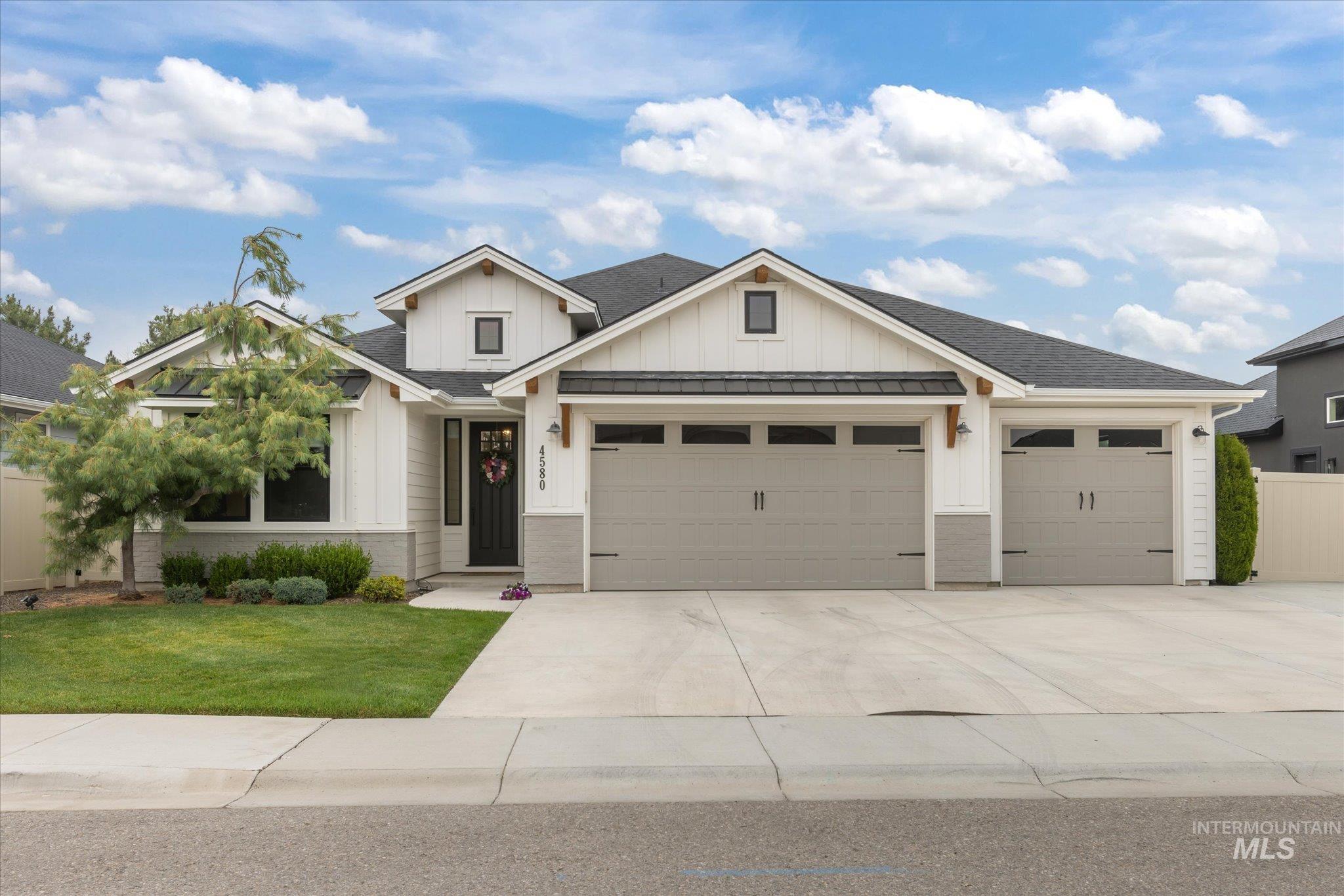 4580 N Bryce Canyon Ave Property Photo 1