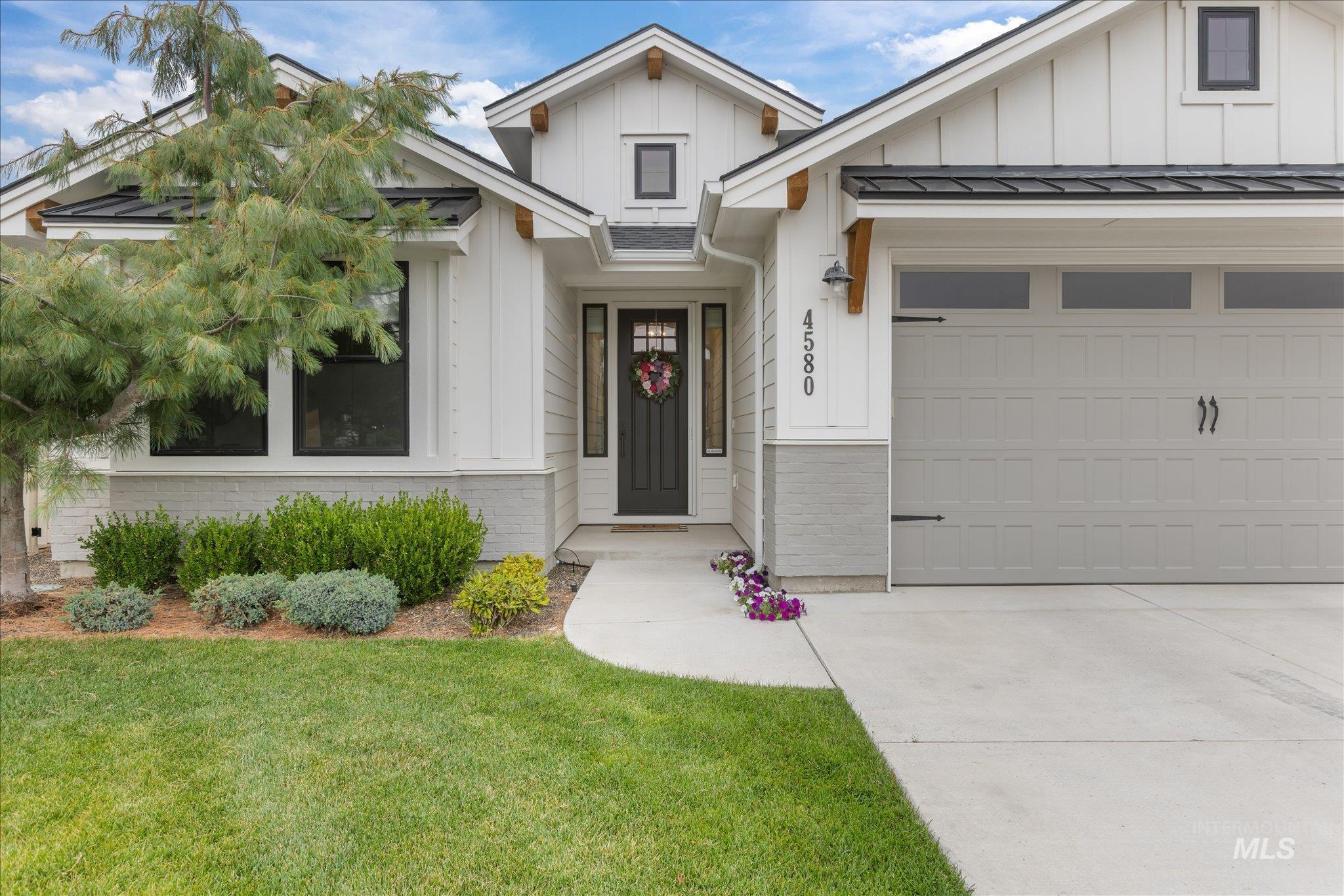 4580 N Bryce Canyon Ave Property Photo 3