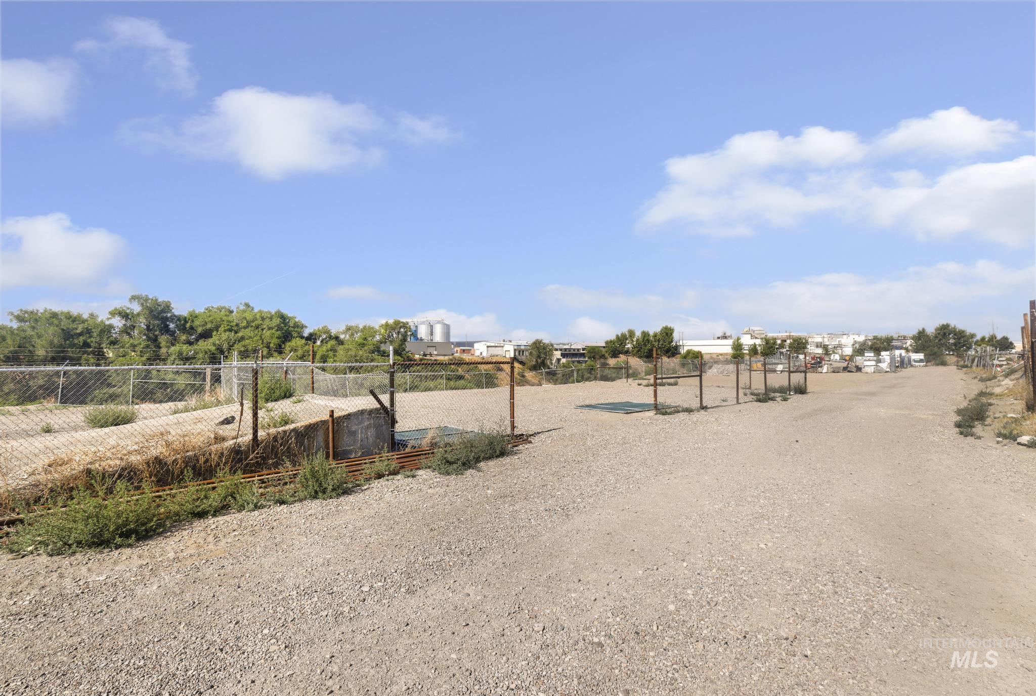 726 Shoshone Street W Property Photo 4