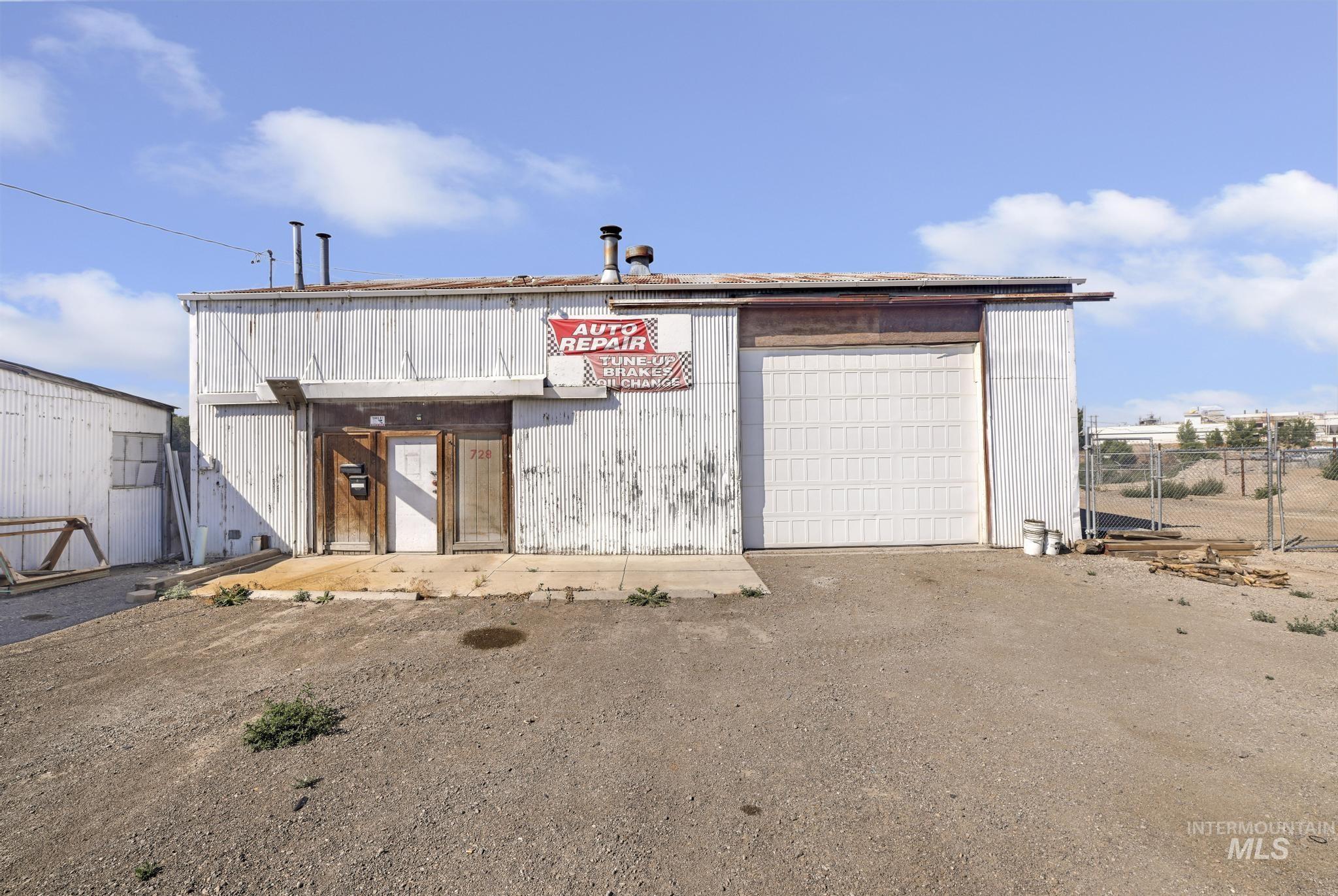 726 Shoshone Street W Property Photo 6