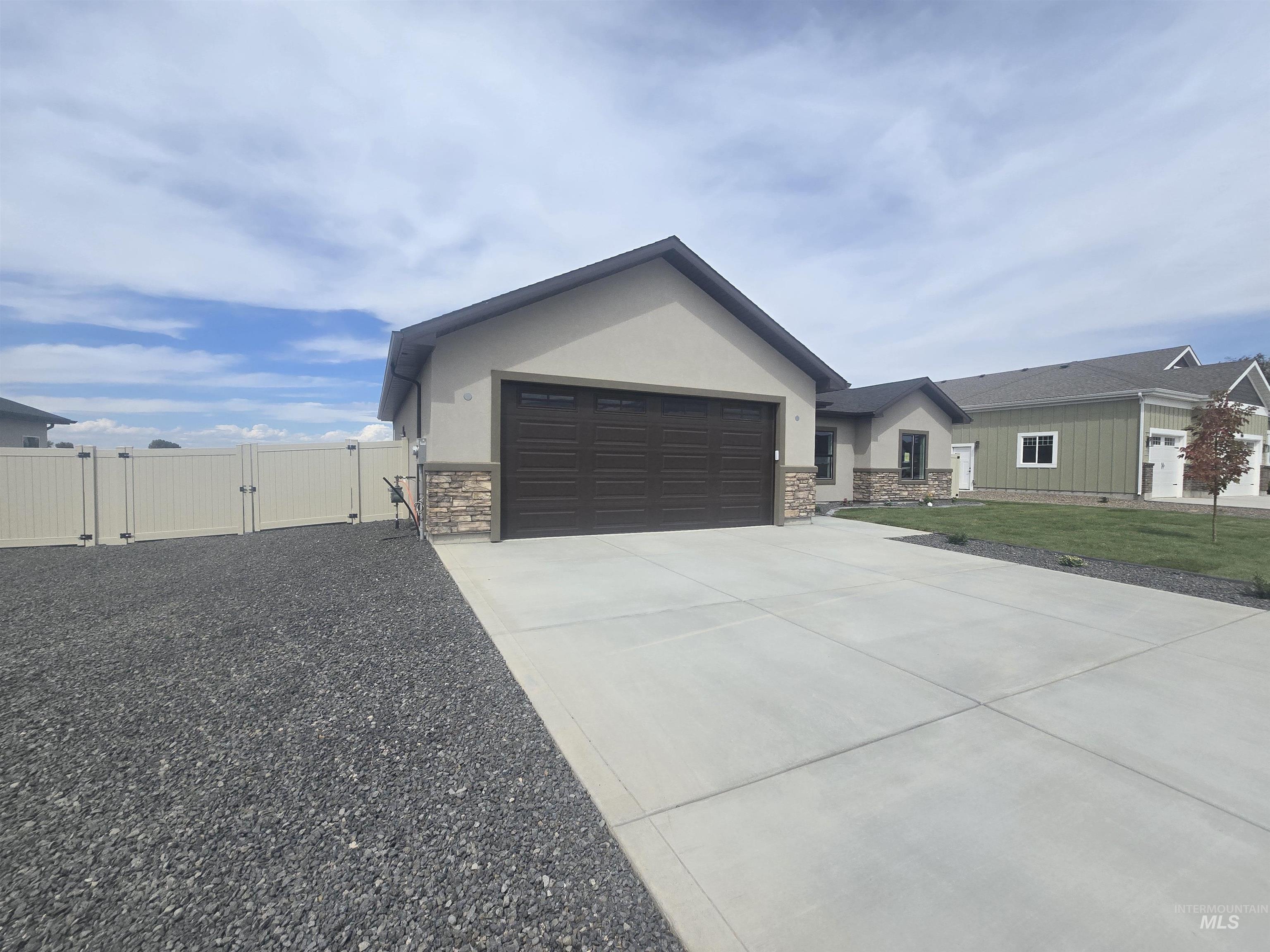 922 Adamite Road Property Photo 3