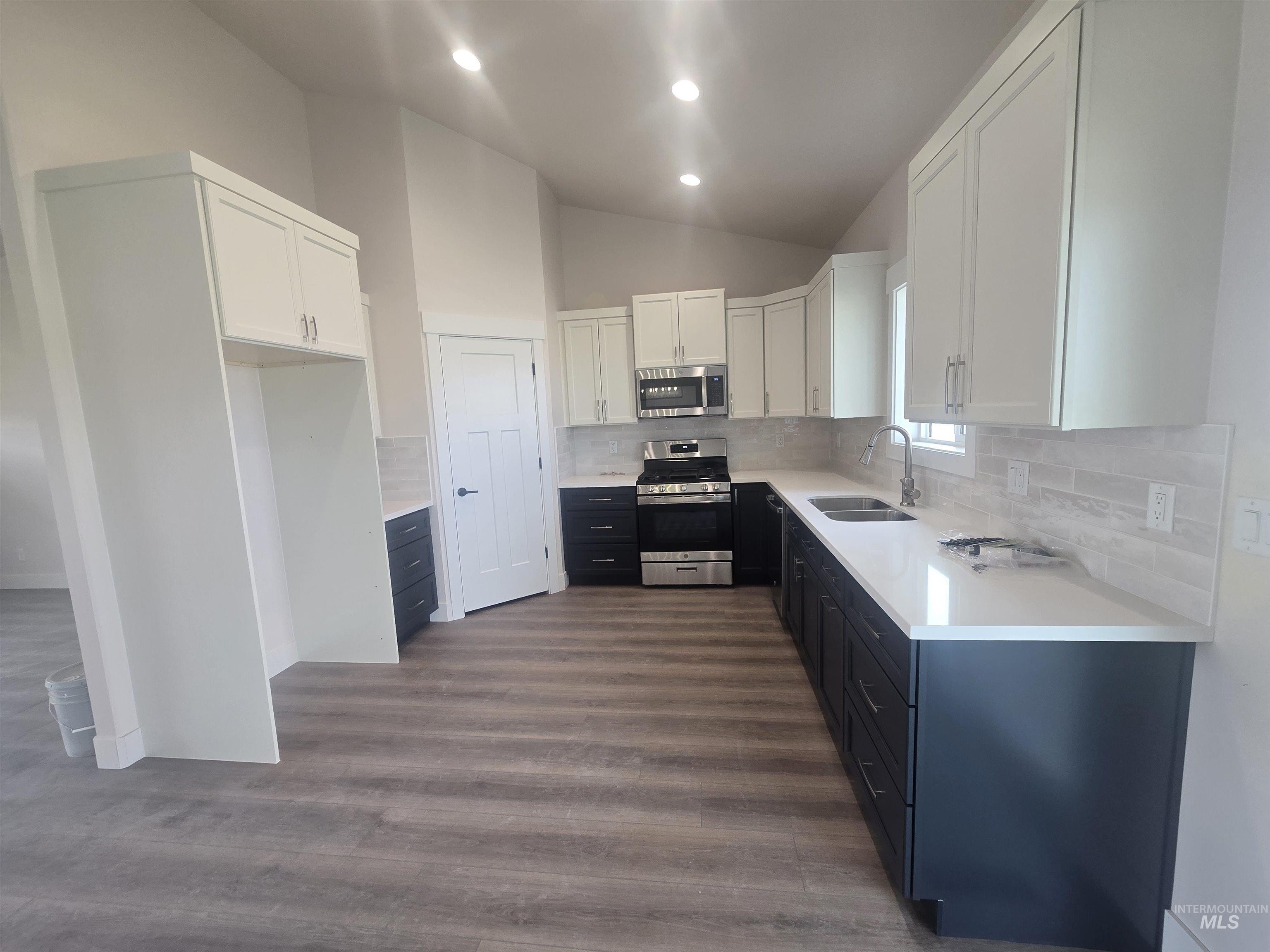 922 Adamite Road Property Photo 8