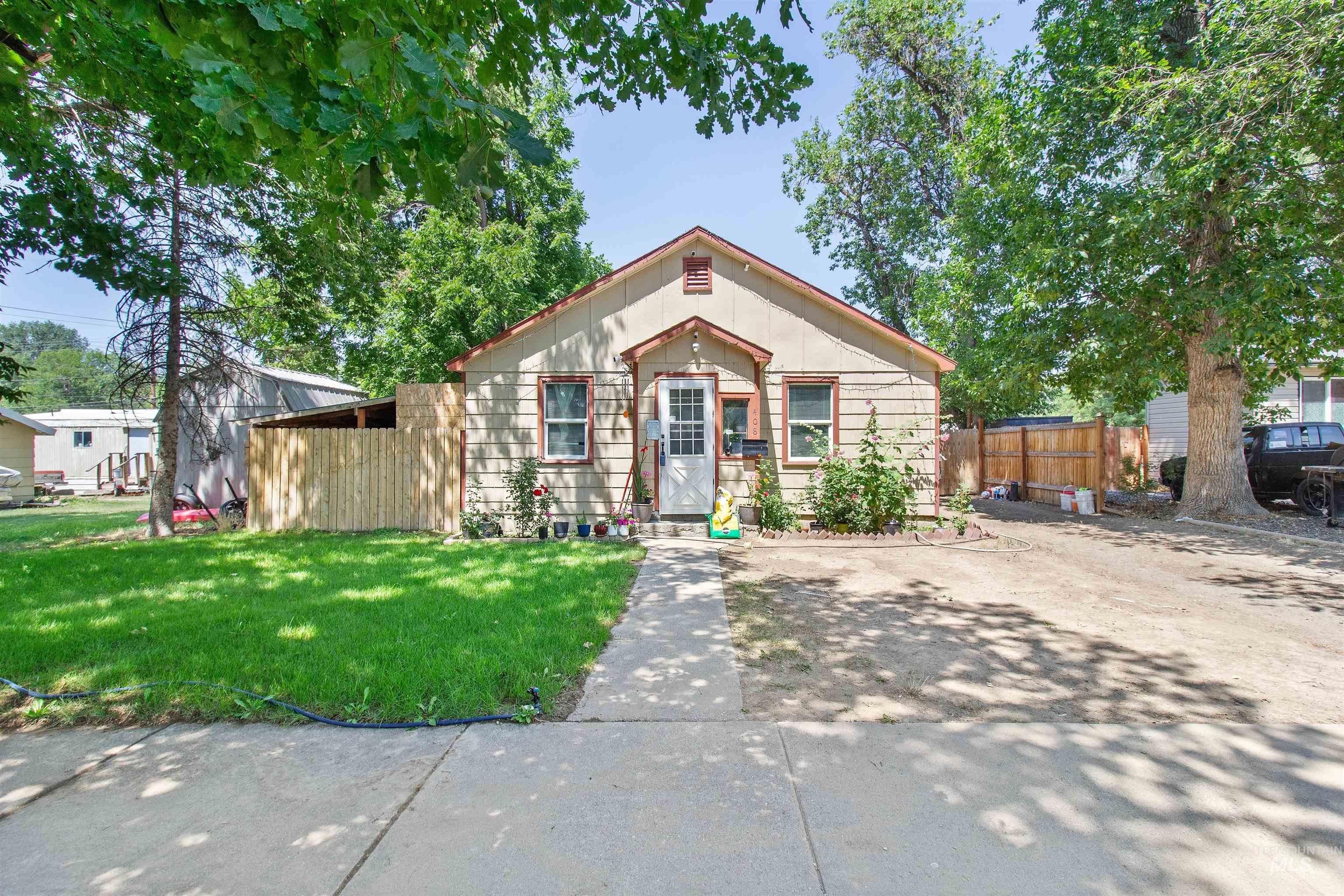 408 5th Ave E. Property Photo 1