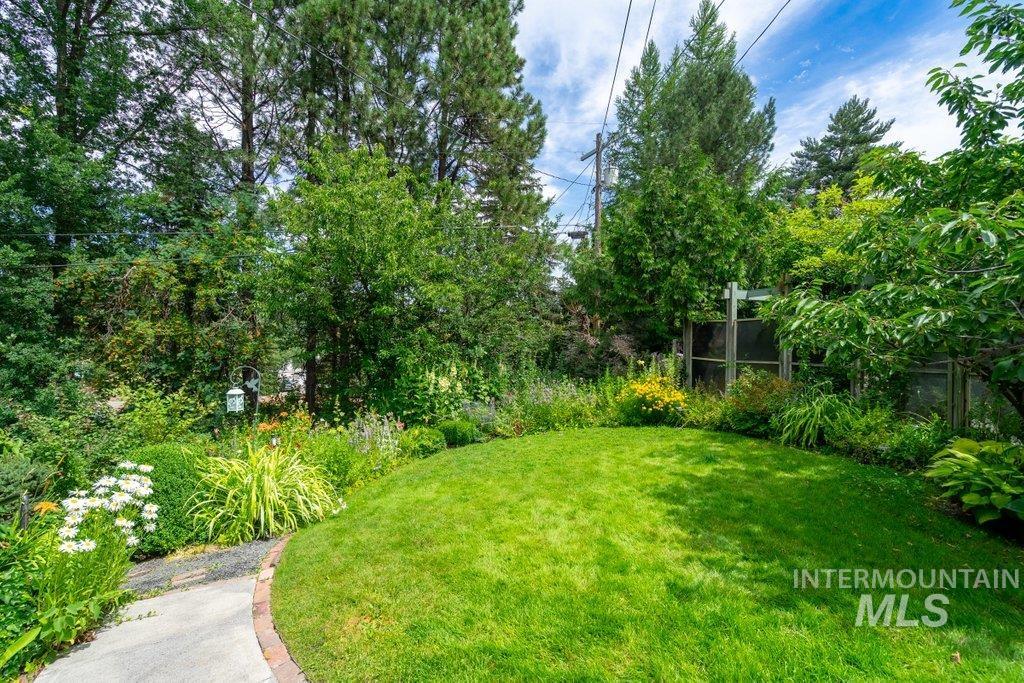 1128 Lynandra Dr. Property Photo 5