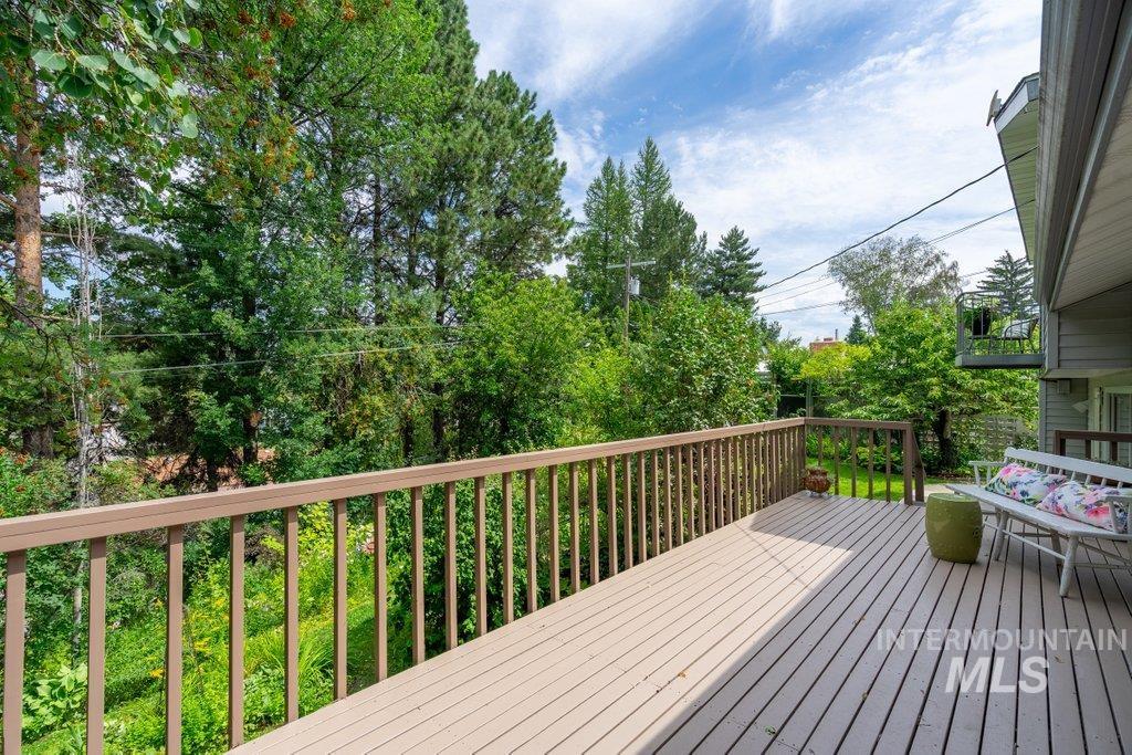 1128 Lynandra Dr. Property Photo 9