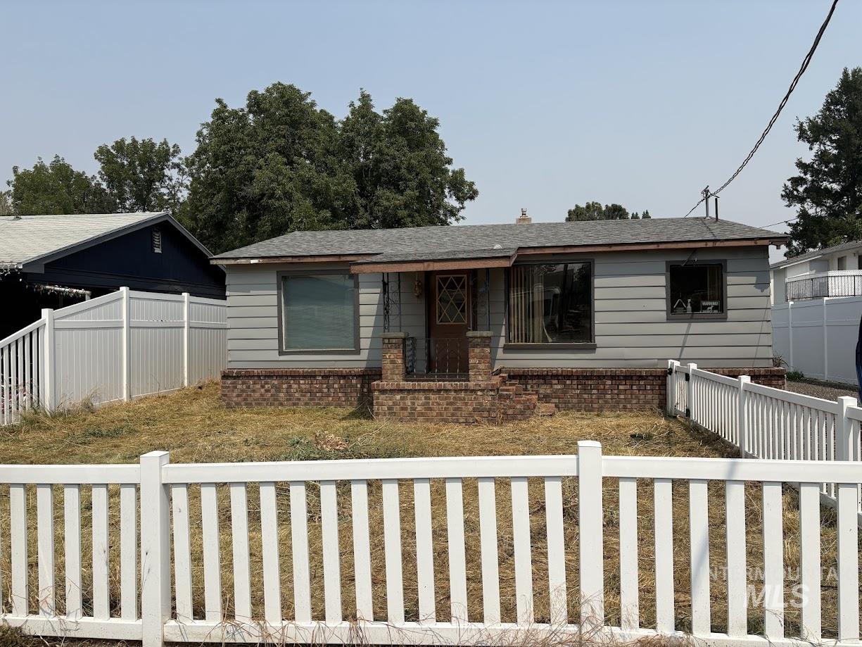427 Airway Ave Property Photo 1