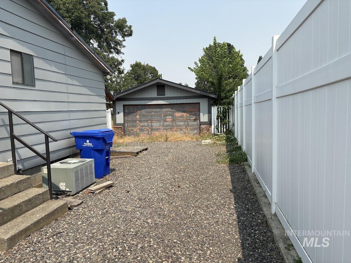427 Airway Ave Property Photo 25