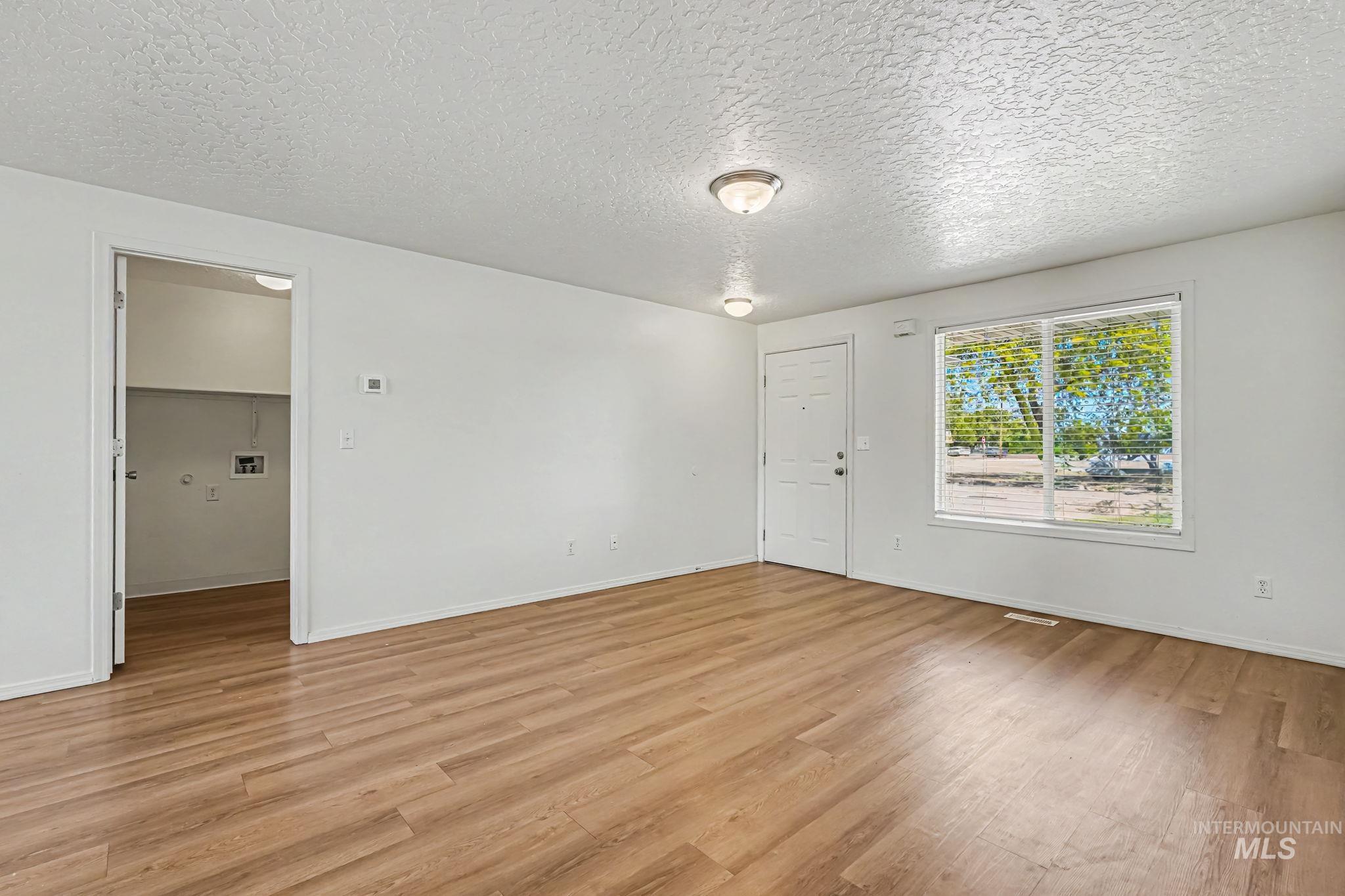936 Shoshone Ave Property Photo 2