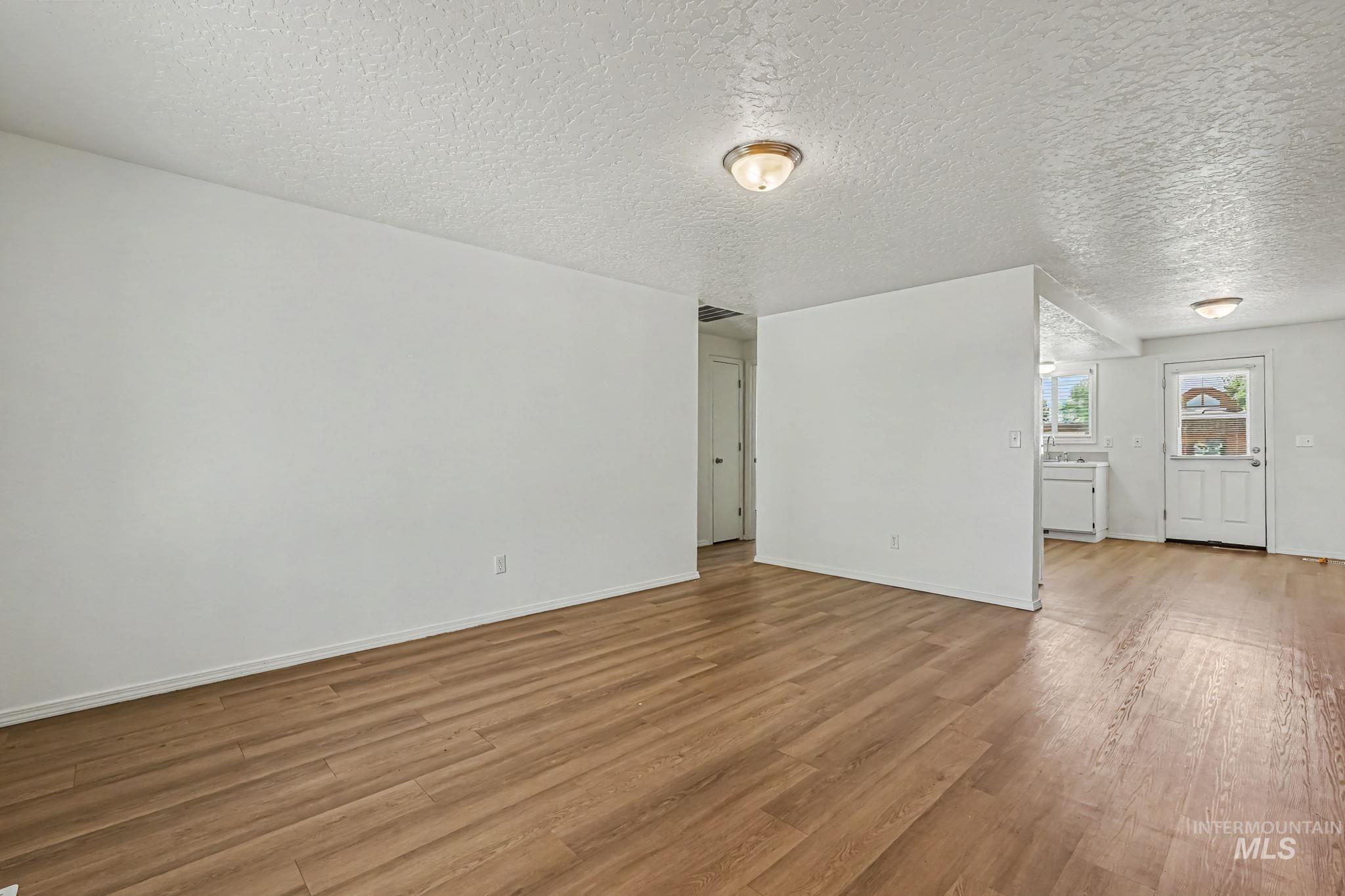 936 Shoshone Ave Property Photo 4
