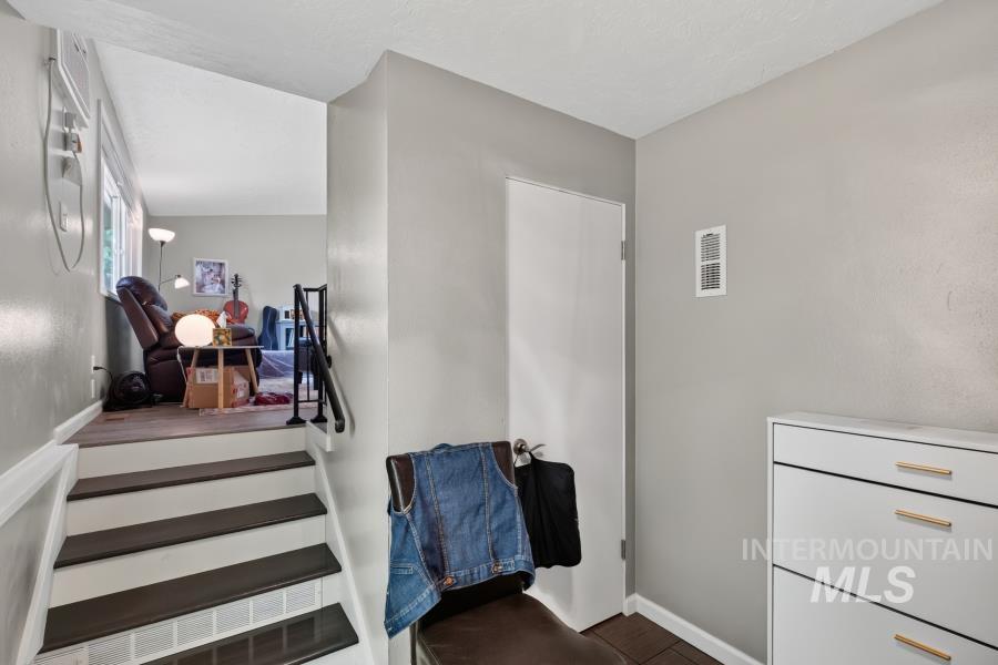942 Orchard Ave Property Photo 4