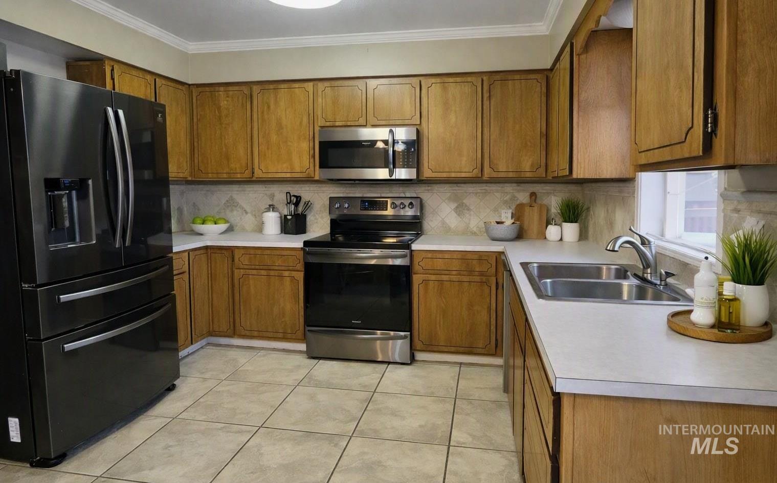 2581 18th Street Property Photo 2