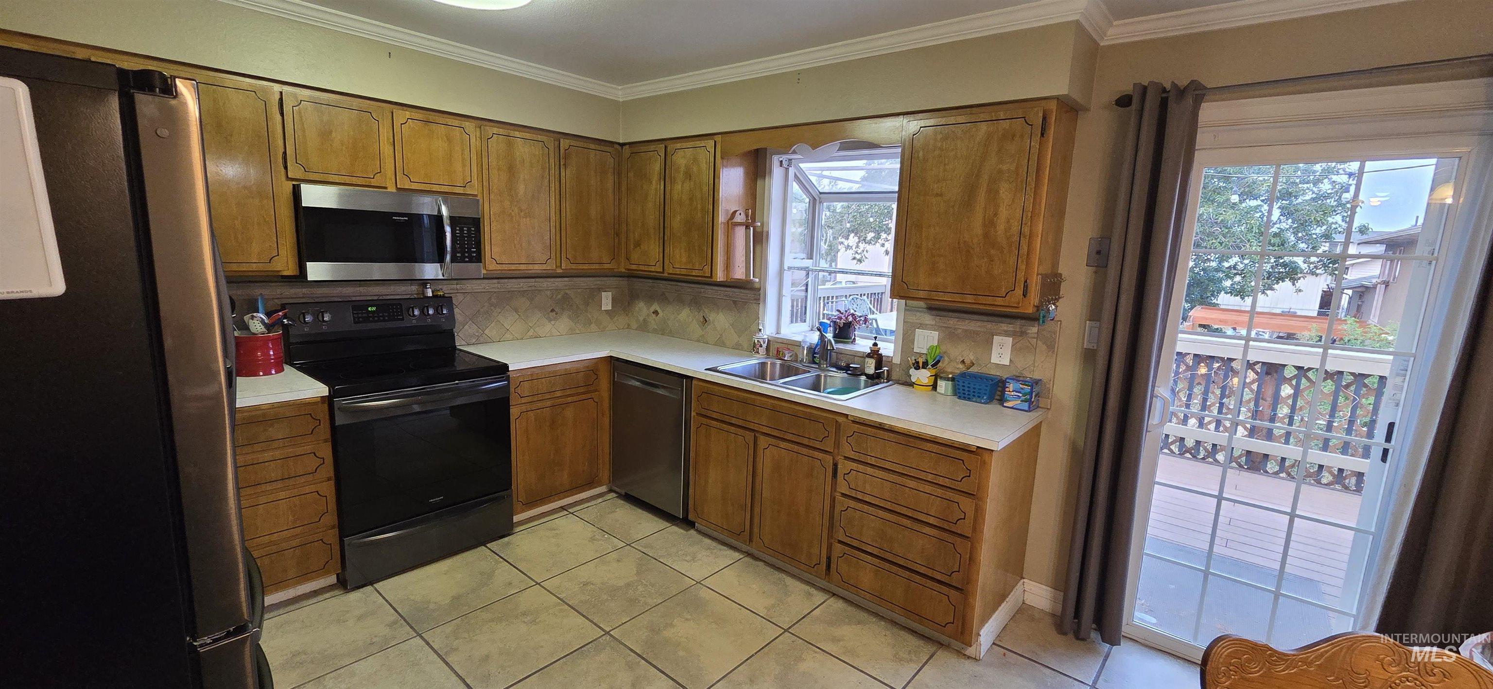 2581 18th Street Property Photo 4