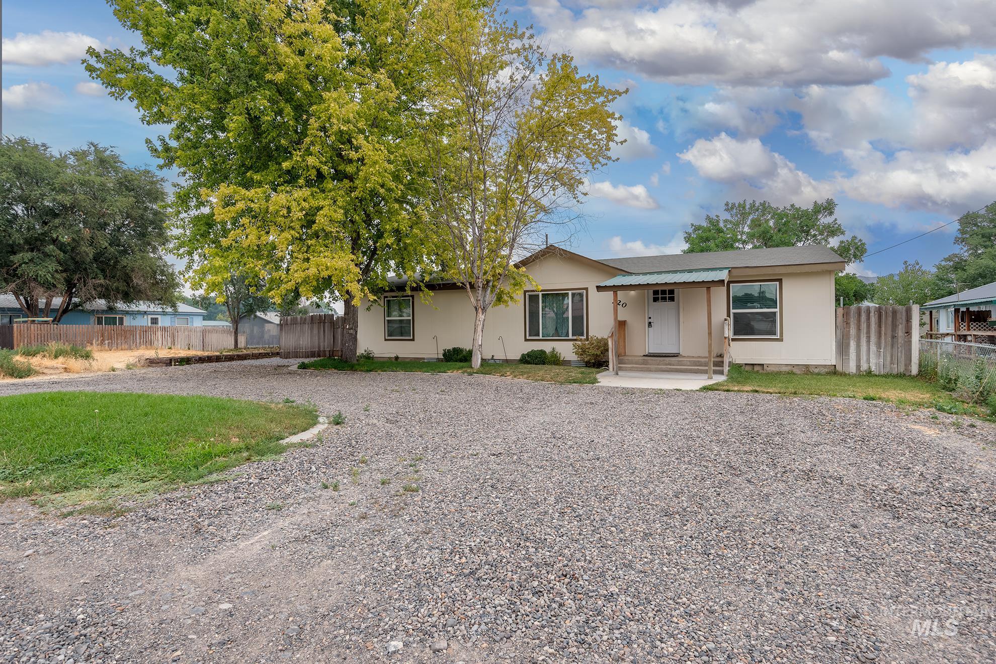220 Oak St. Property Photo 1