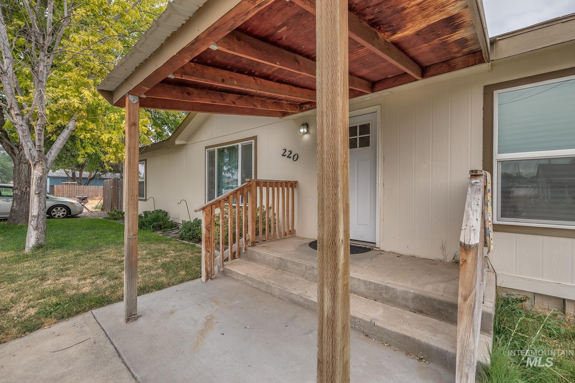 220 Oak St. Property Photo 4