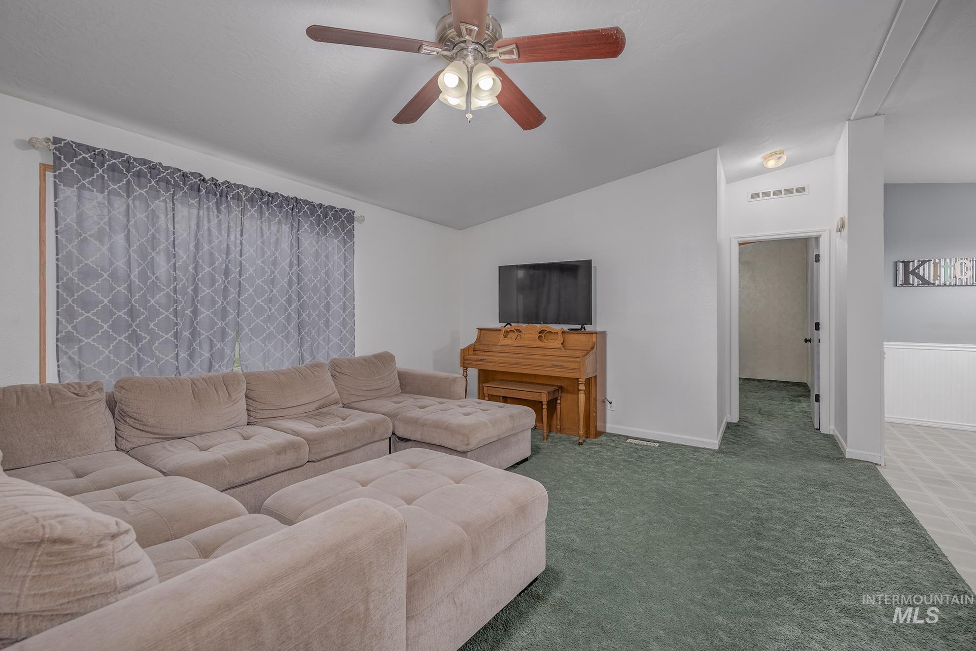 220 Oak St. Property Photo 6