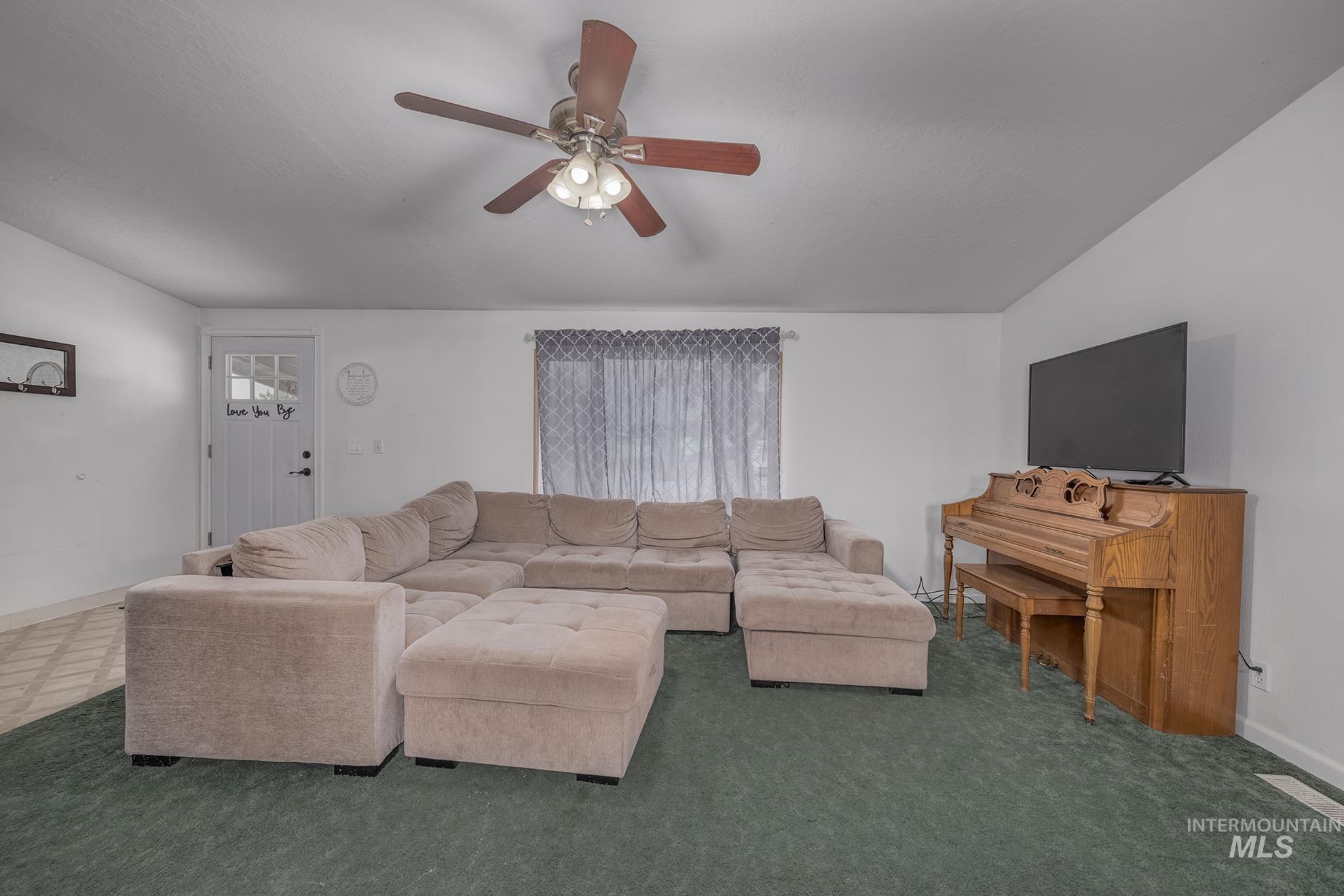 220 Oak St. Property Photo 7