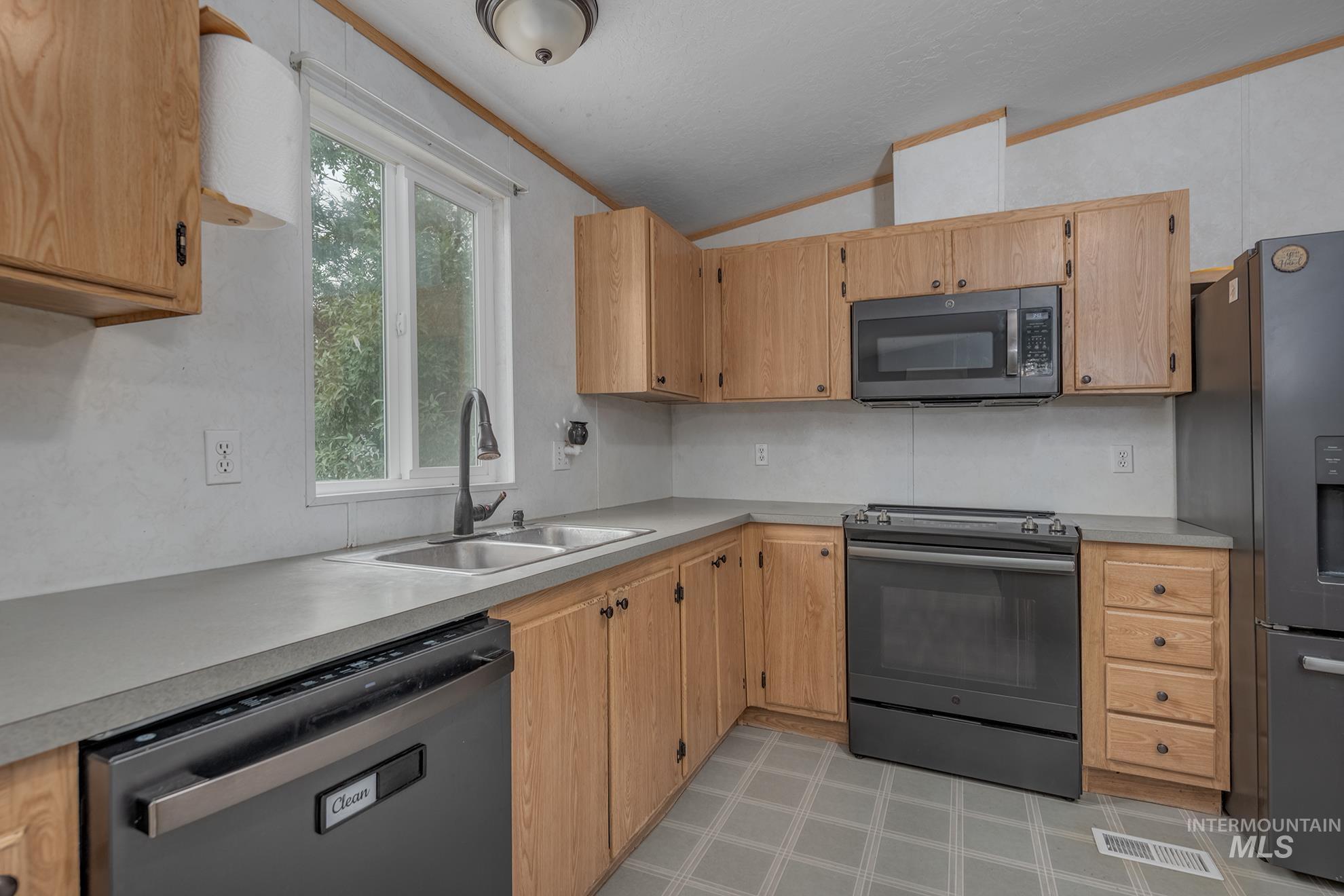 220 Oak St. Property Photo 12