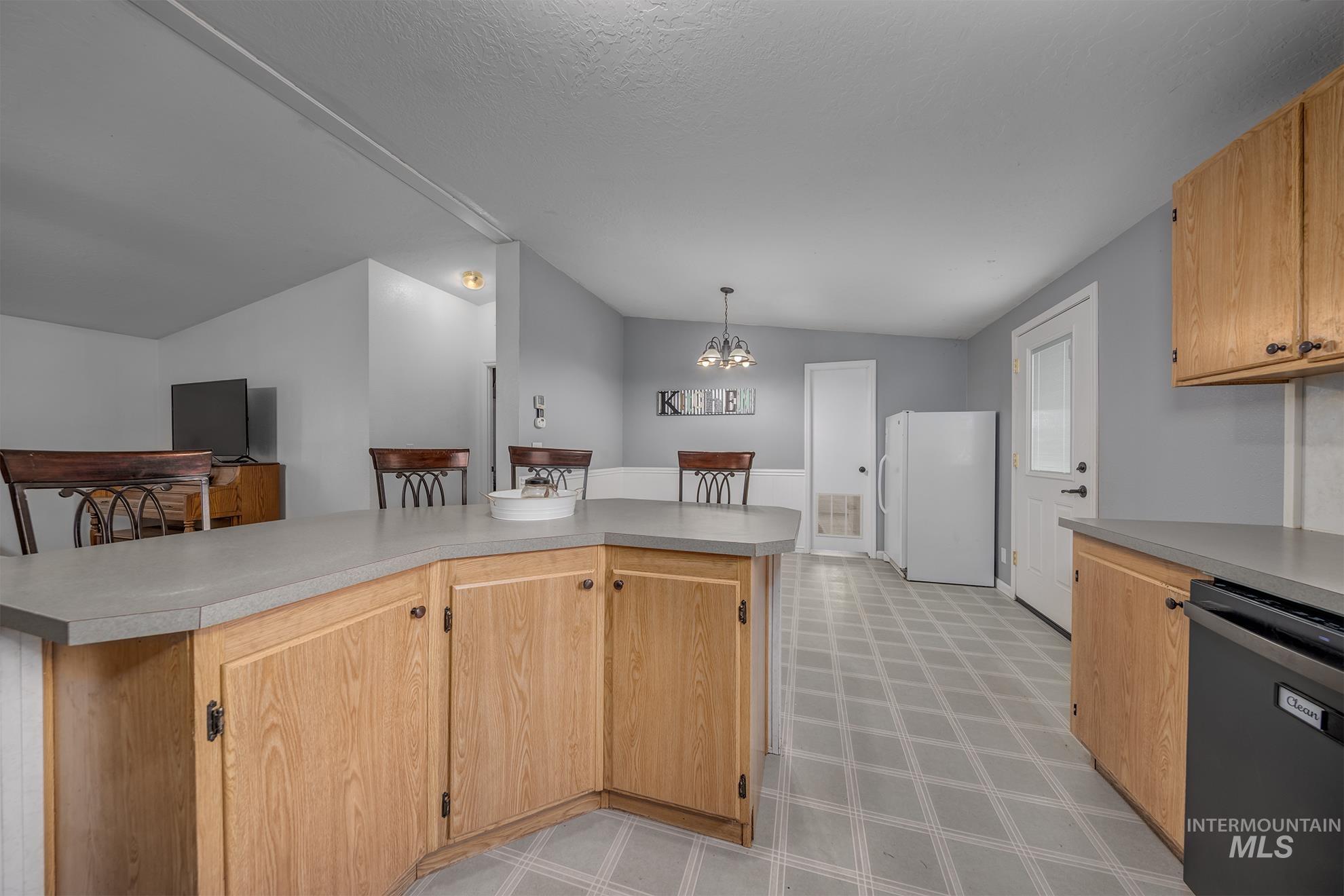220 Oak St. Property Photo 15