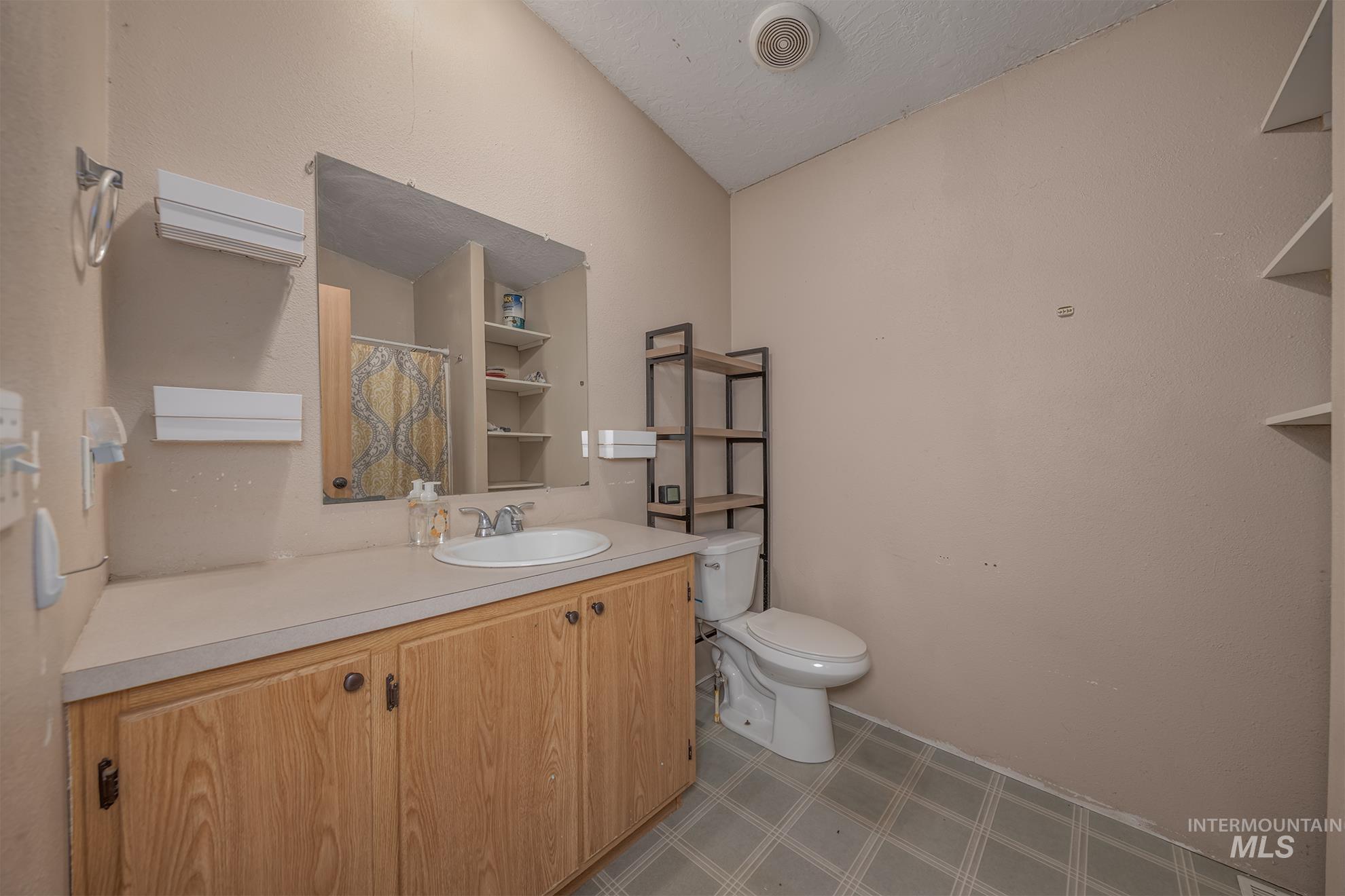 220 Oak St. Property Photo 19