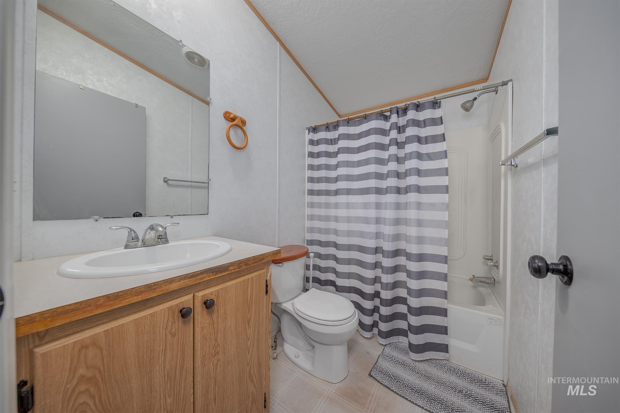 220 Oak St. Property Photo 22