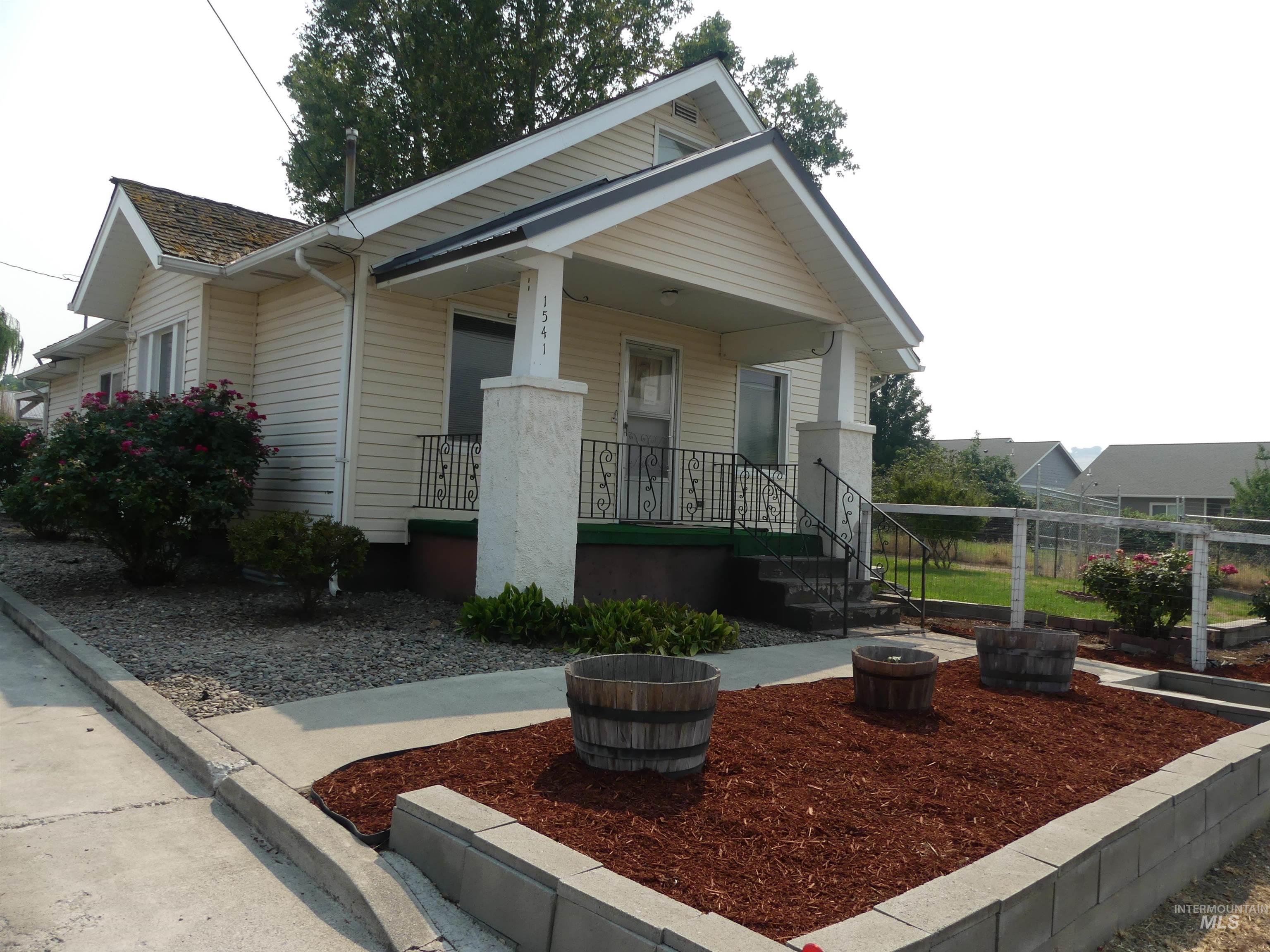 1541 Maple St Property Photo 1