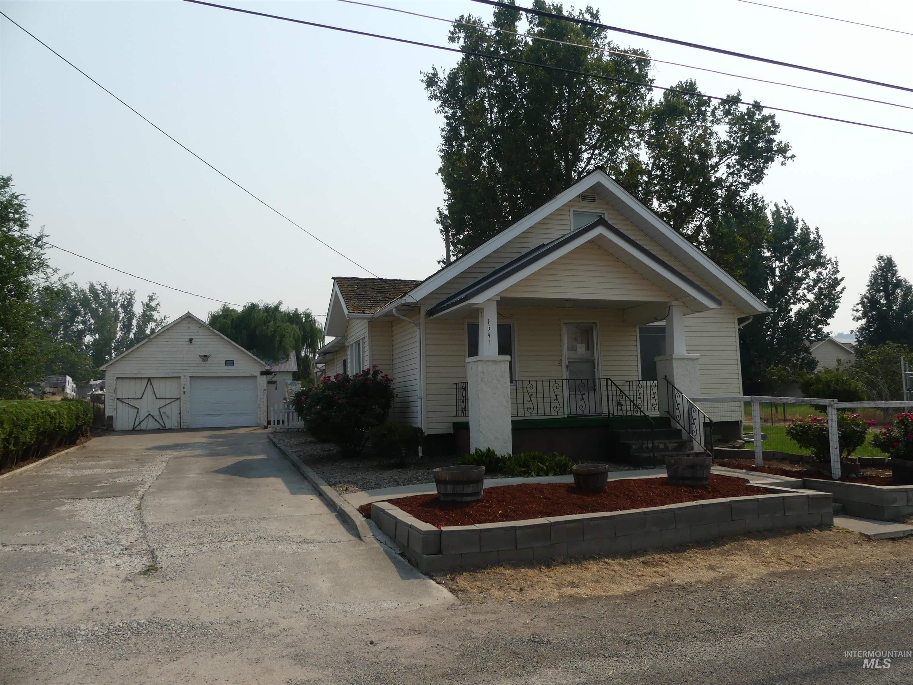 1541 Maple St Property Photo 2