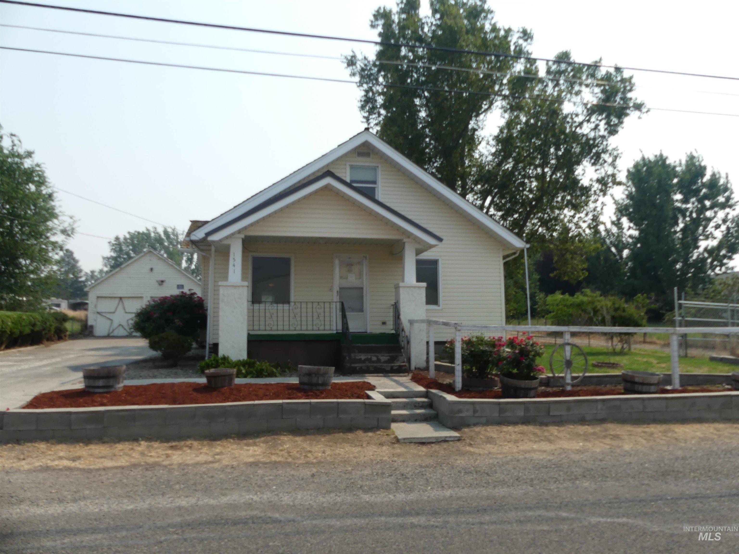 1541 Maple St Property Photo 3