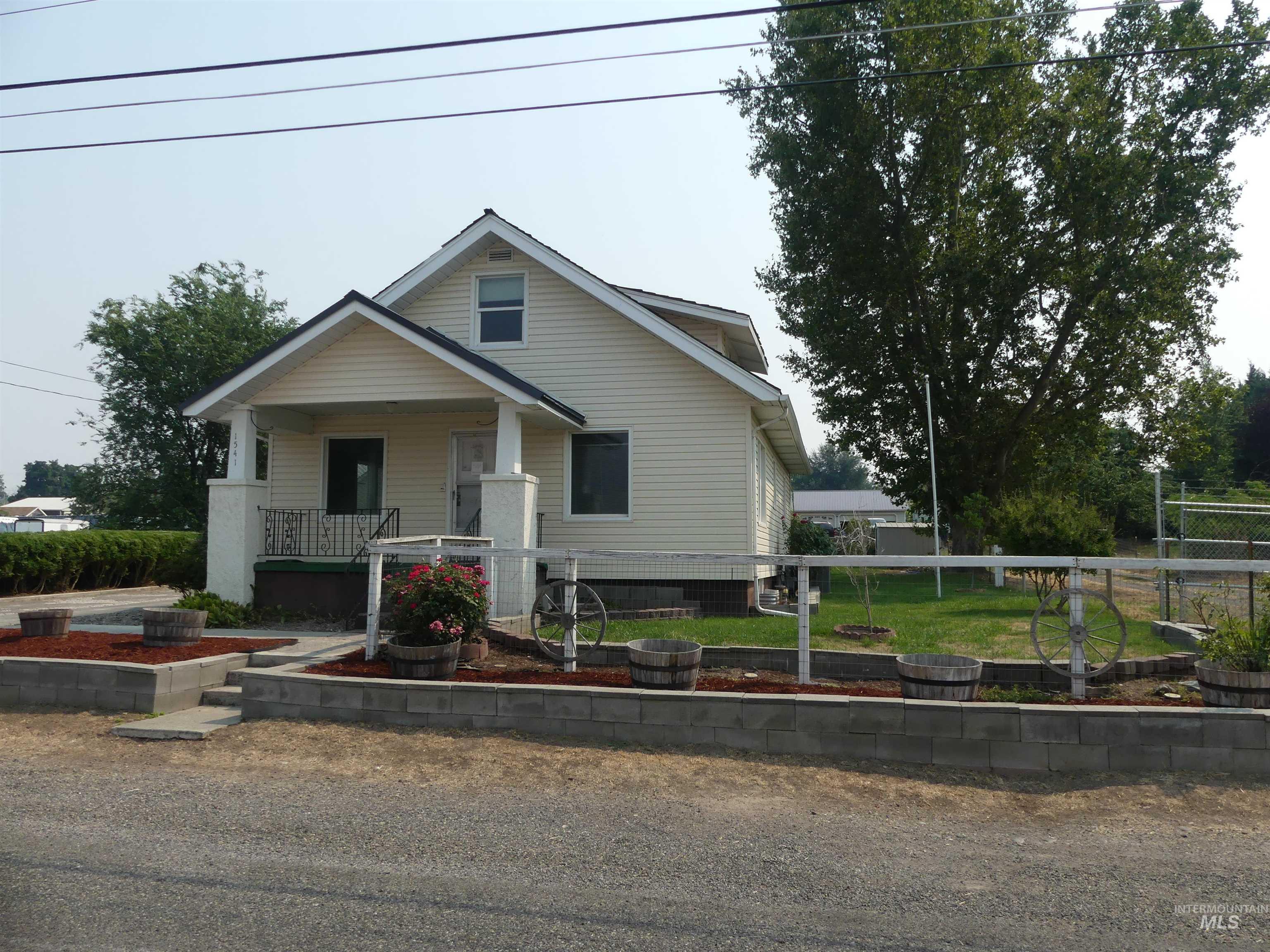 1541 Maple St Property Photo 4