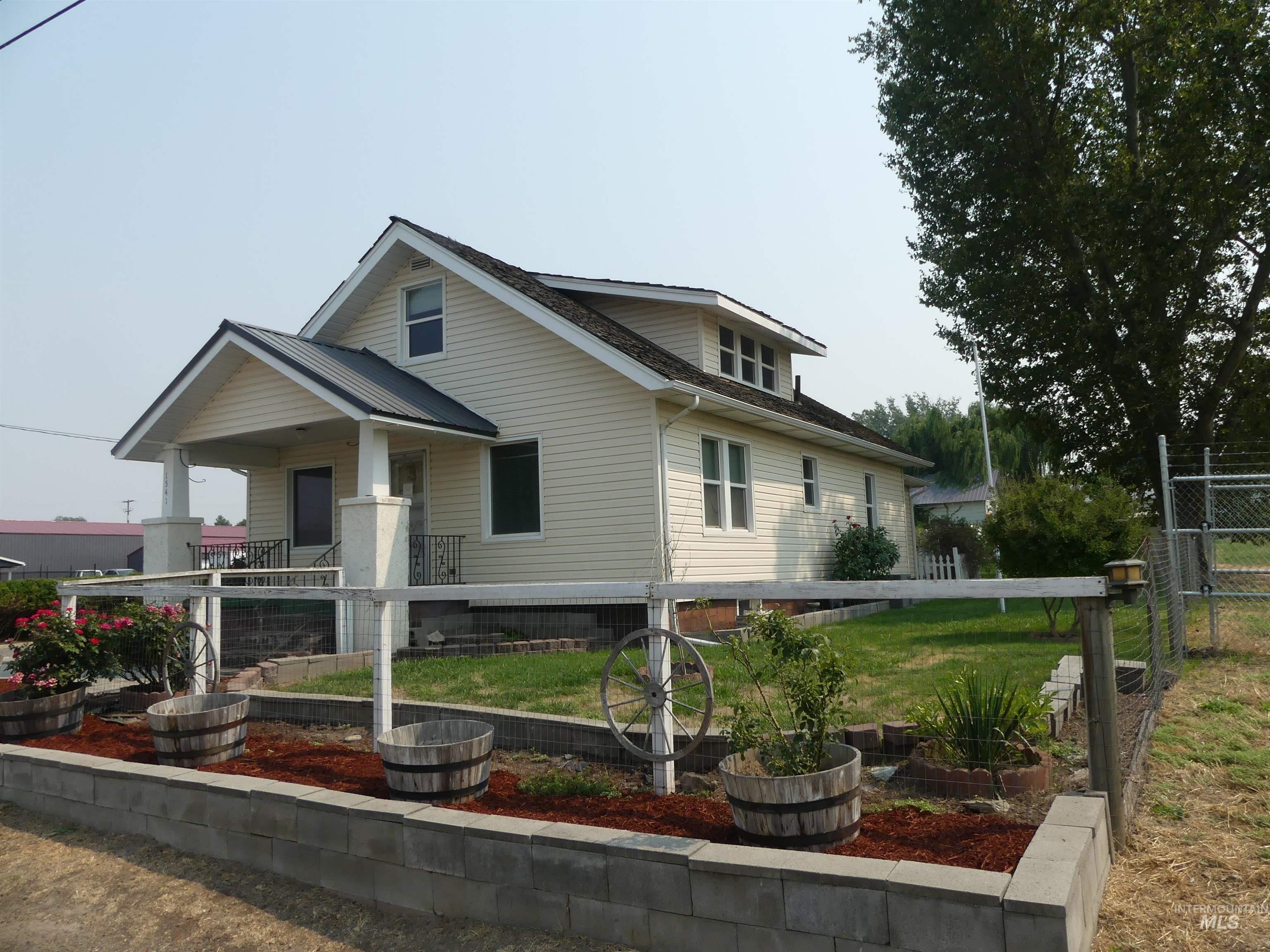1541 Maple St Property Photo 5