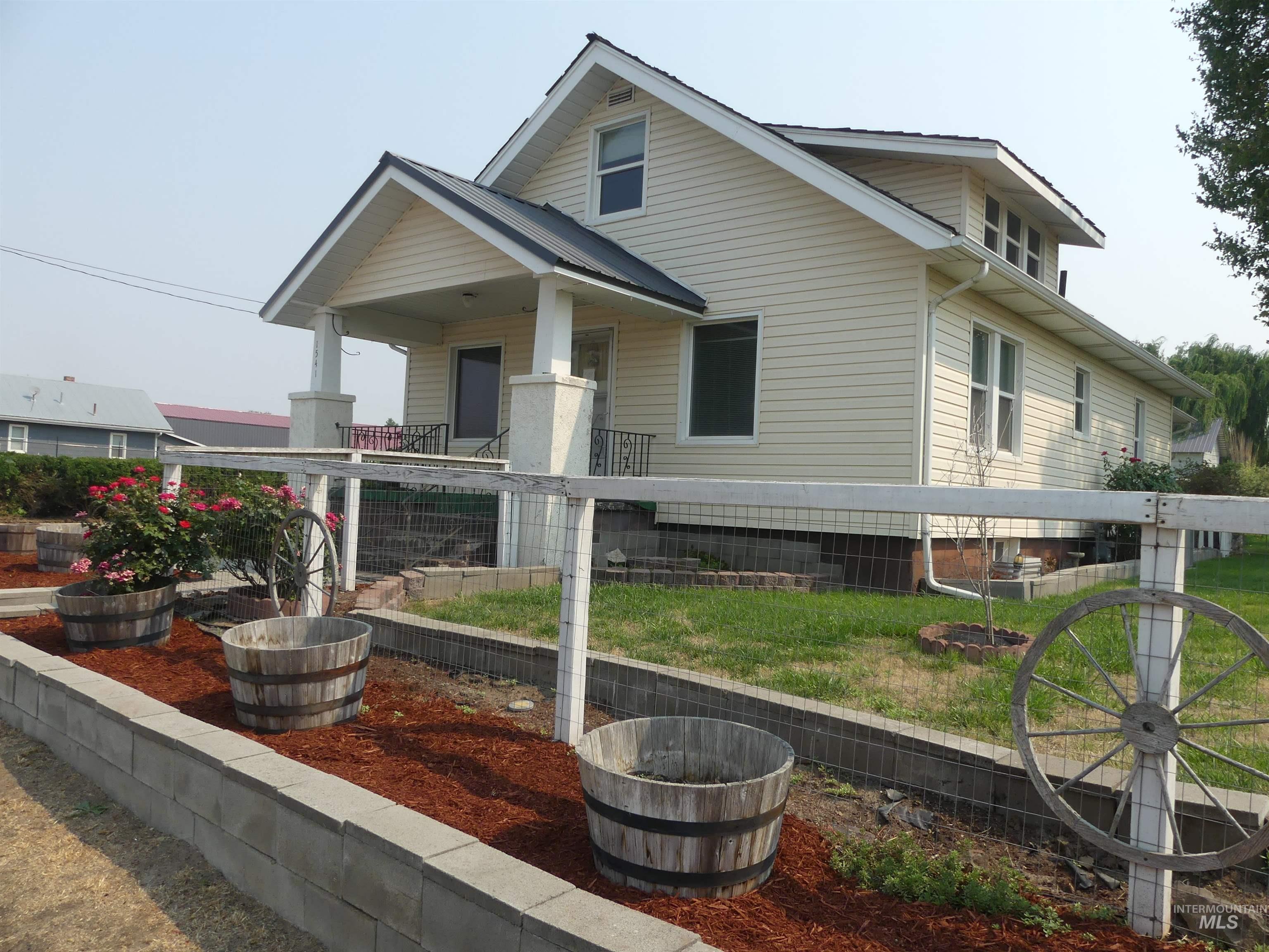 1541 Maple St Property Photo 6