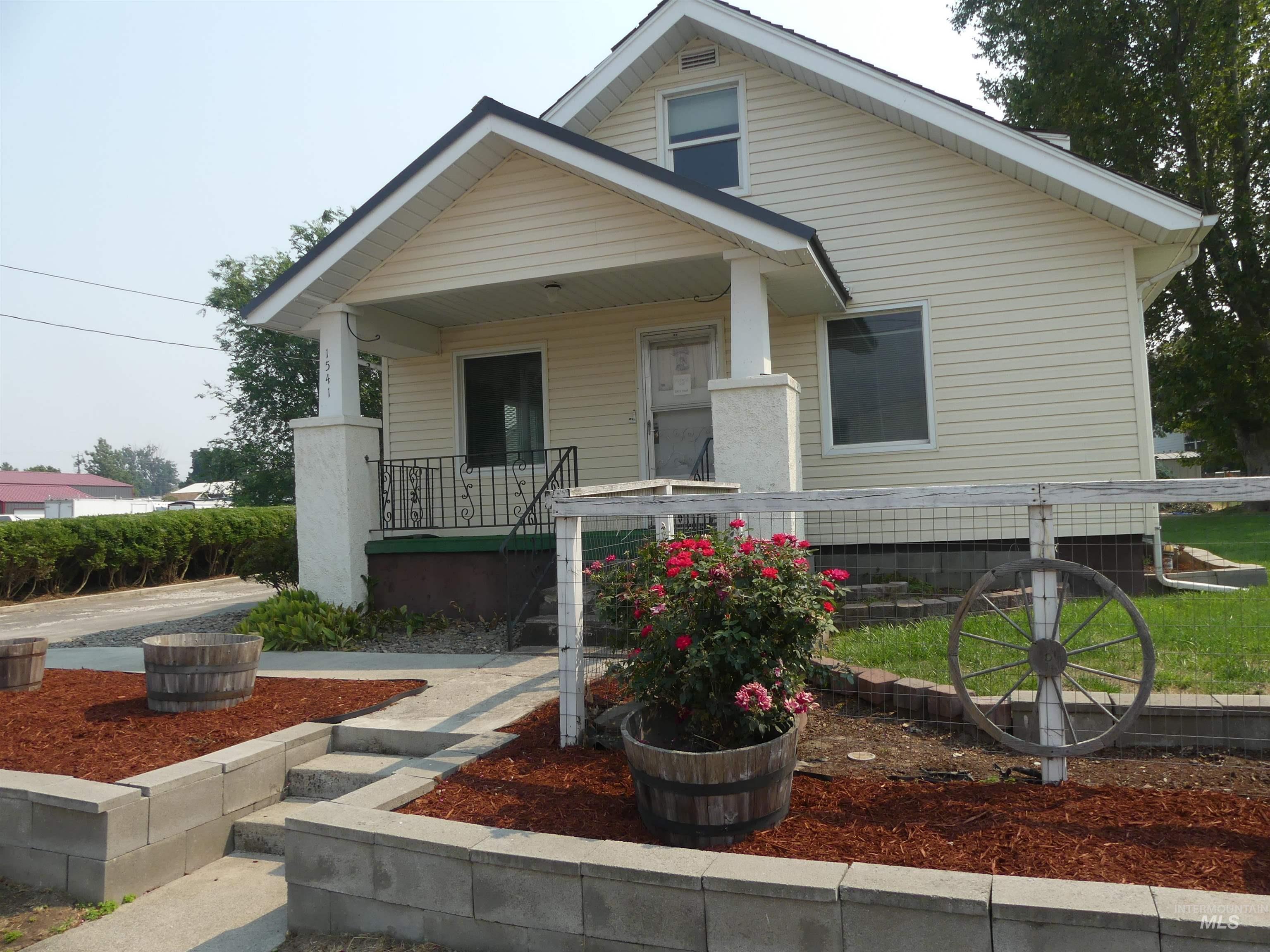 1541 Maple St Property Photo 7