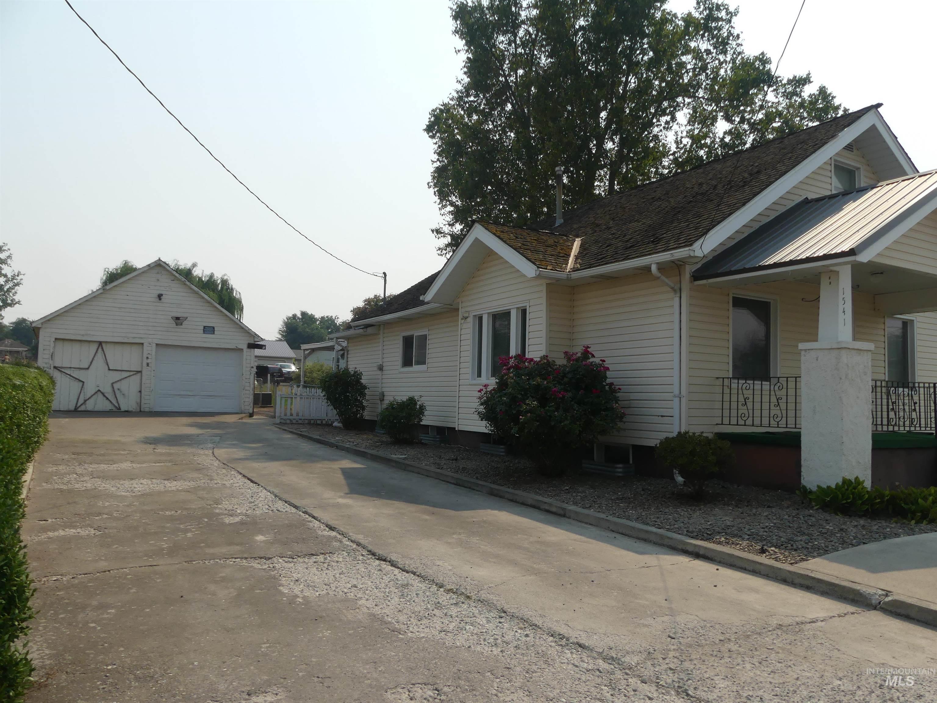 1541 Maple St Property Photo 8