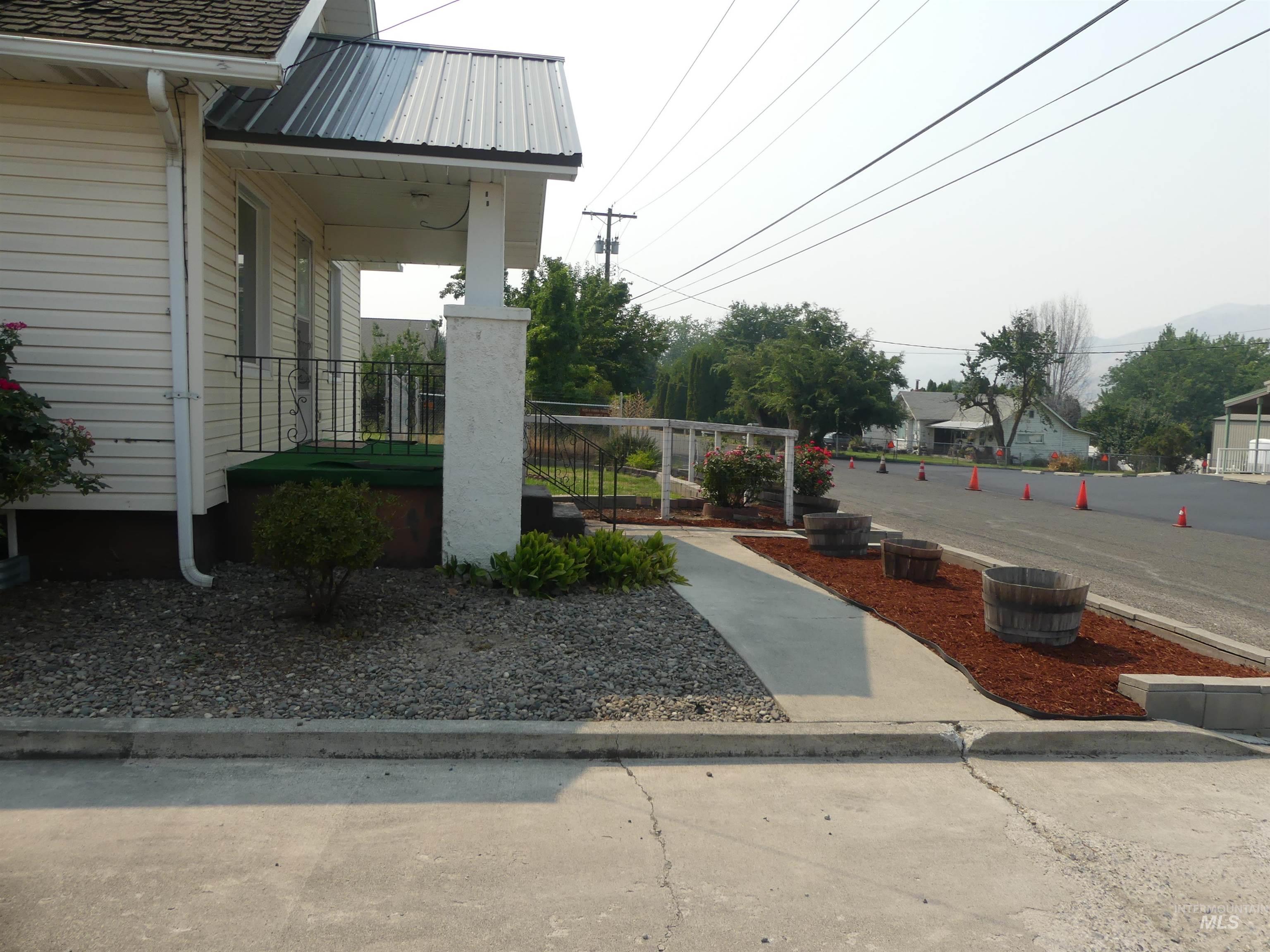1541 Maple St Property Photo 9