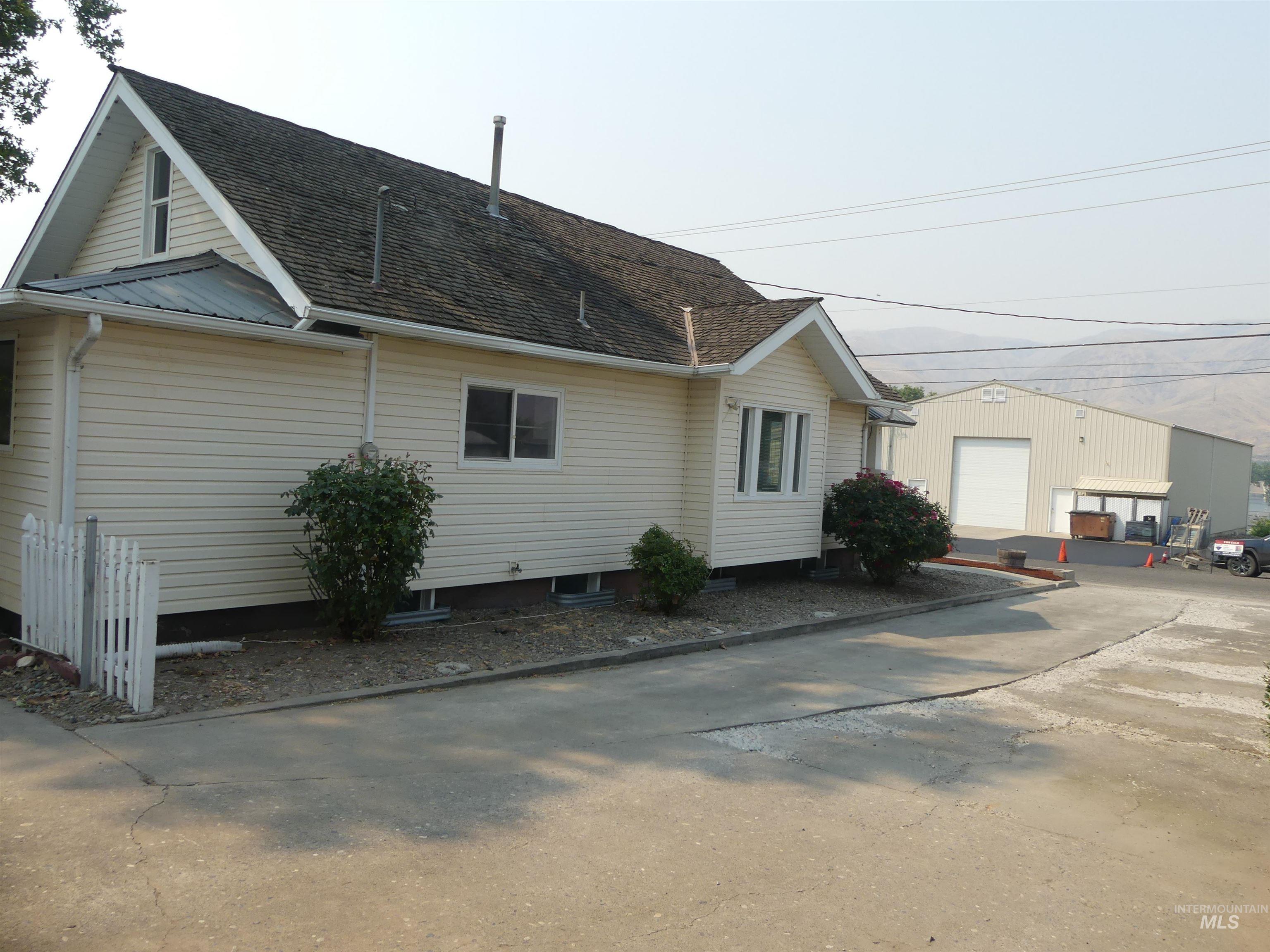 1541 Maple St Property Photo 12