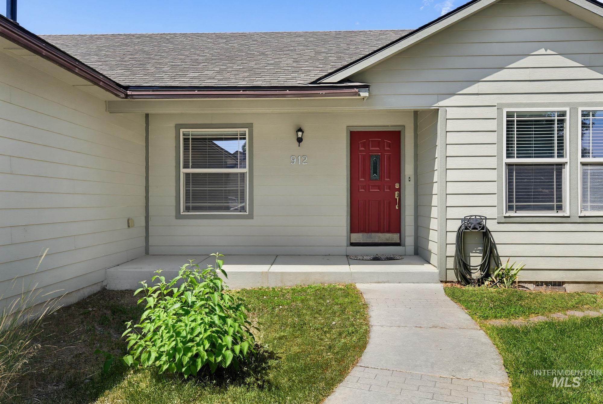 912 Valiant St Property Photo 3