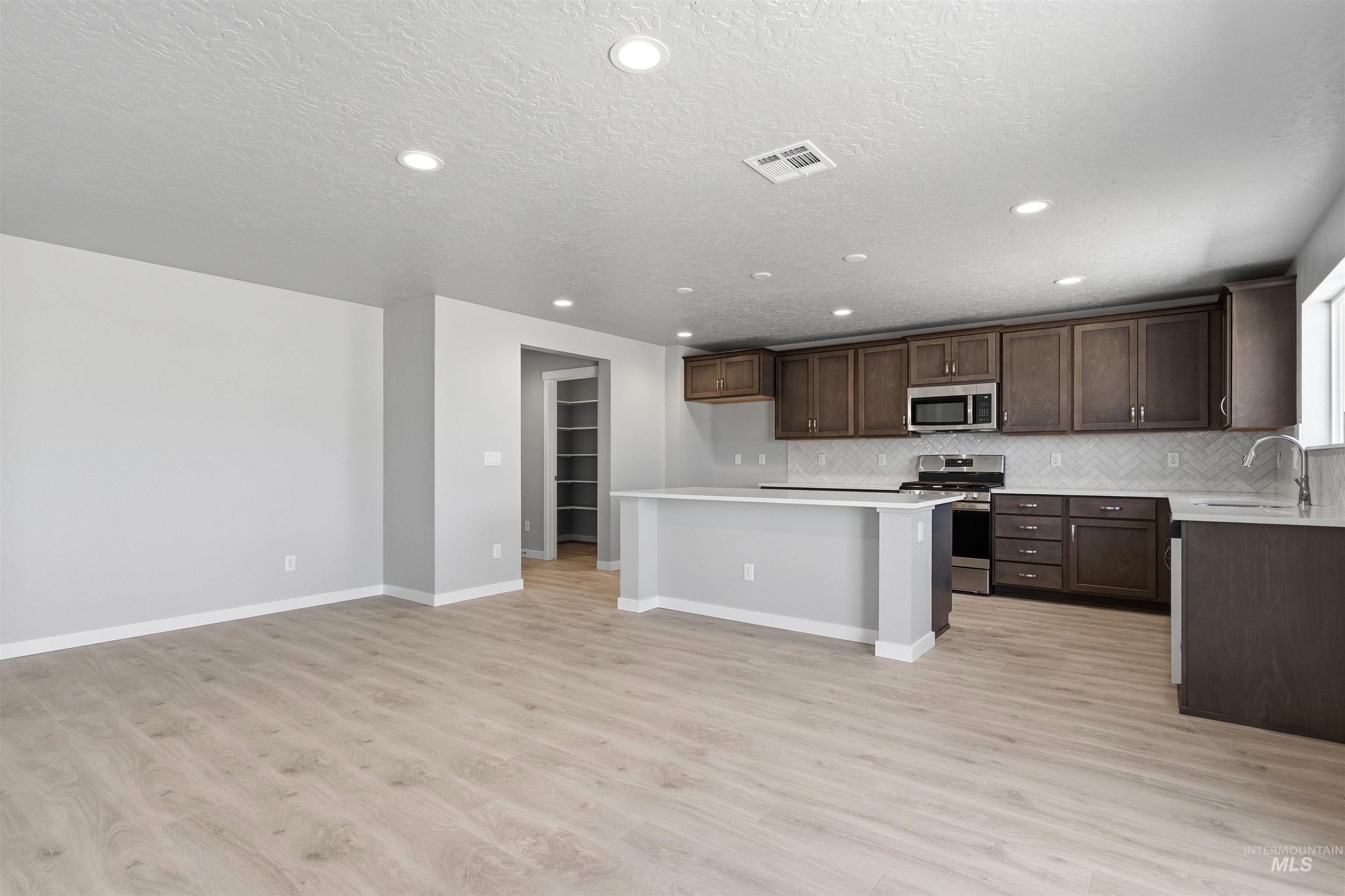 1532 Longford St Property Photo 3