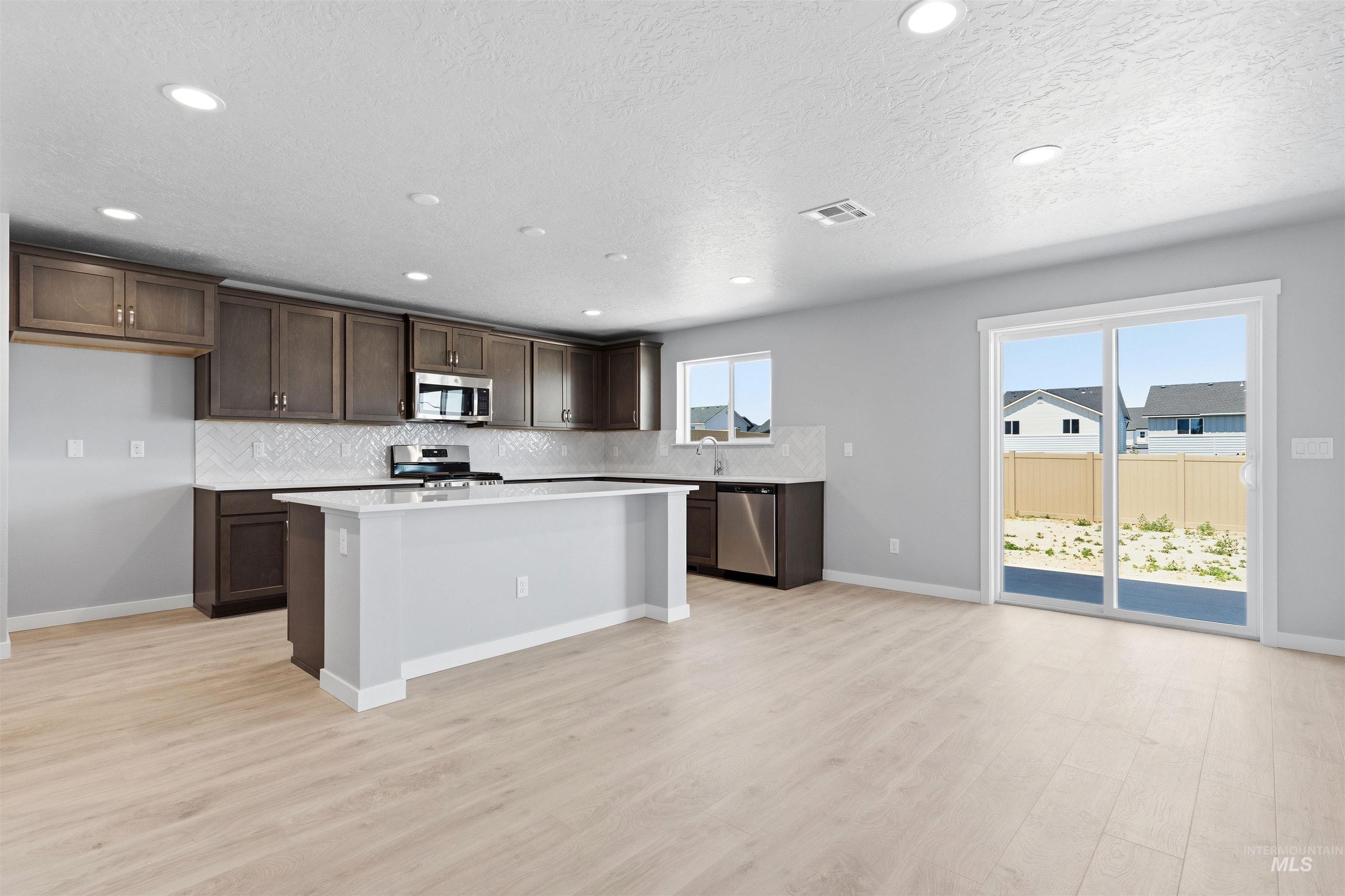 1532 Longford St Property Photo 4