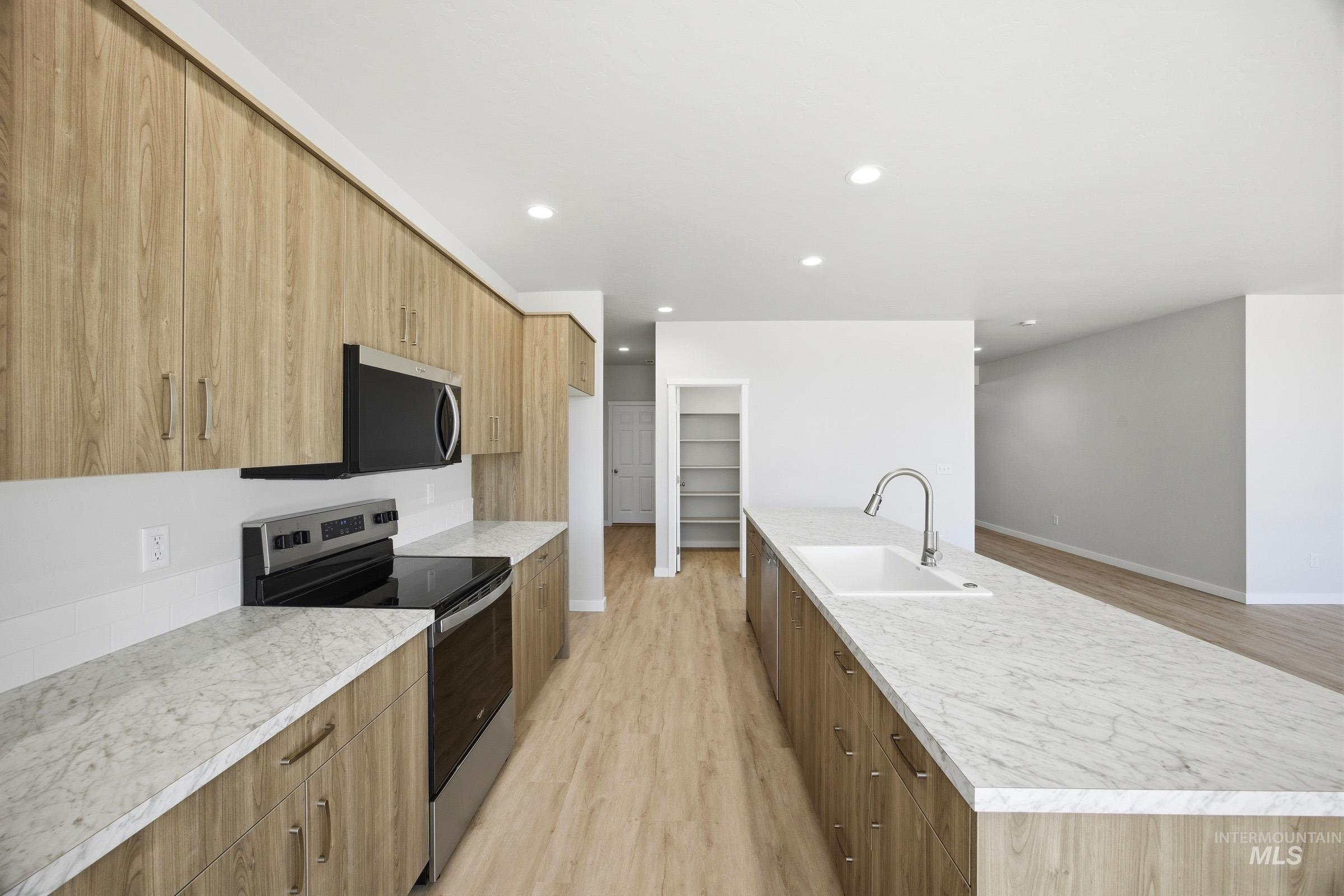 4595 S Amsterdam Ave Property Photo 5